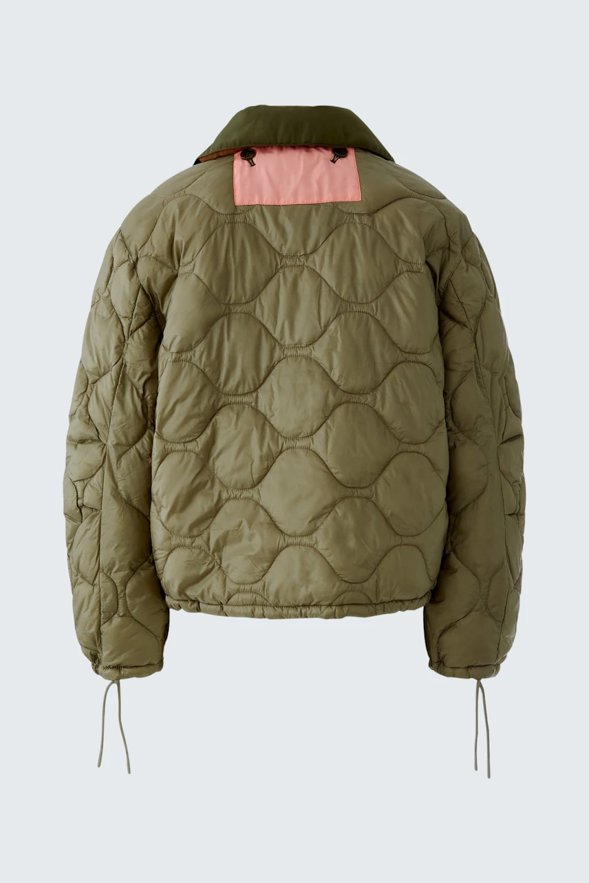 Wendejacke: Damenjacke in Olivgrün mit pinkem Detail, lässiger Schnitt und praktischen Kordelzügen.