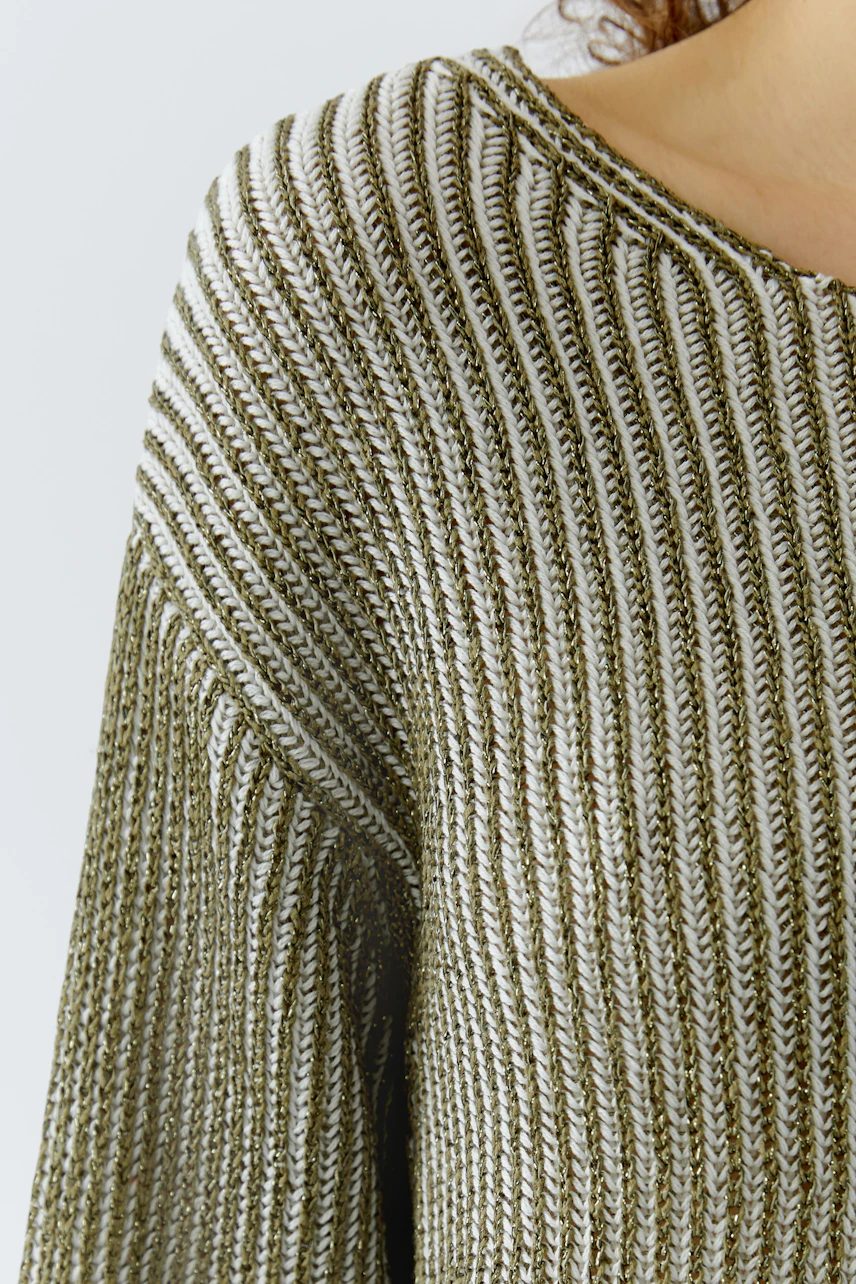 Damen-Pullover: Detailaufnahme eines lässigen, gestreiften Pullovers in Grün und Weiß.