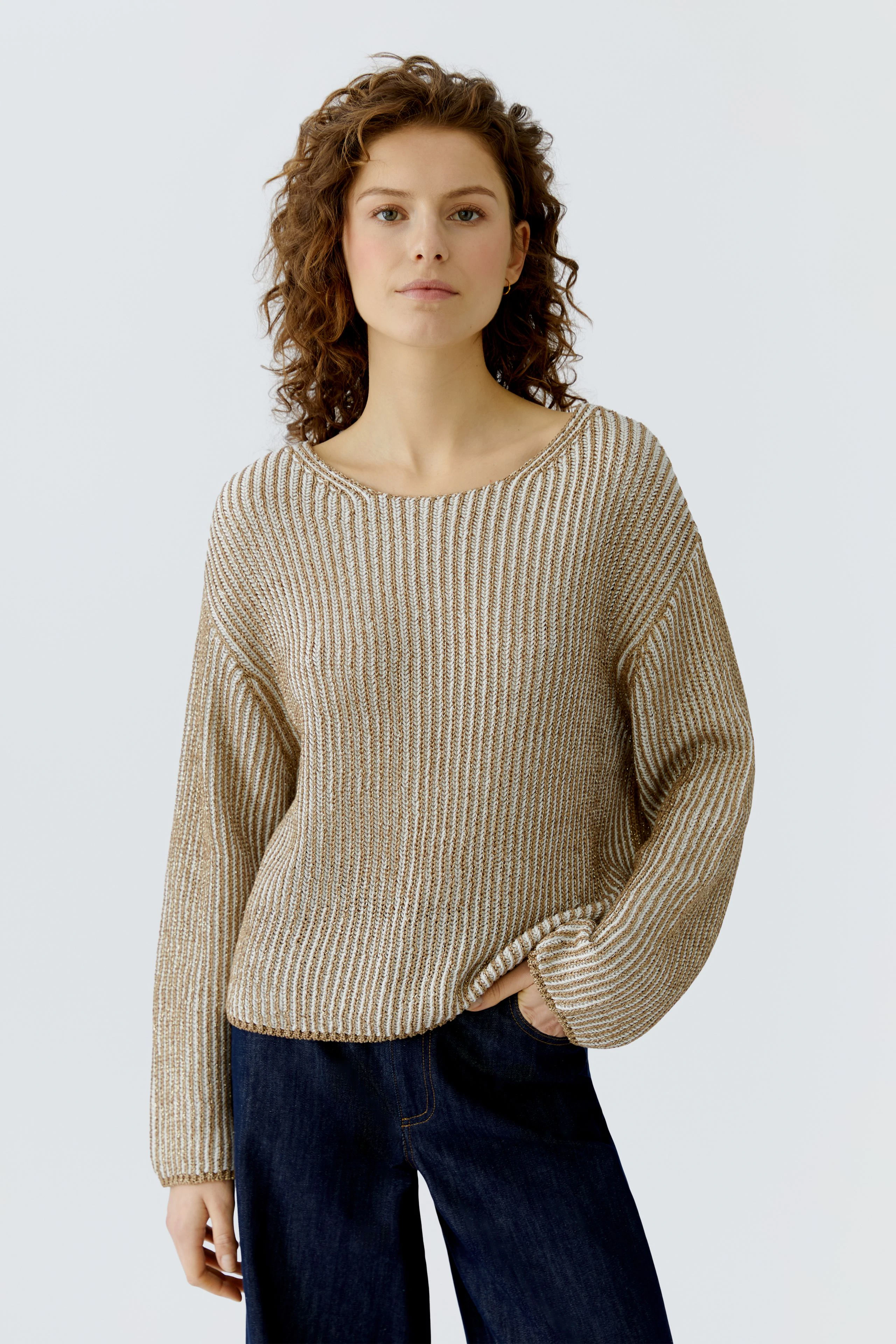 Bequemer Damen-Pullover: Frau in gestreiftem Pullover mit weitem Schnitt und lässigem Look.