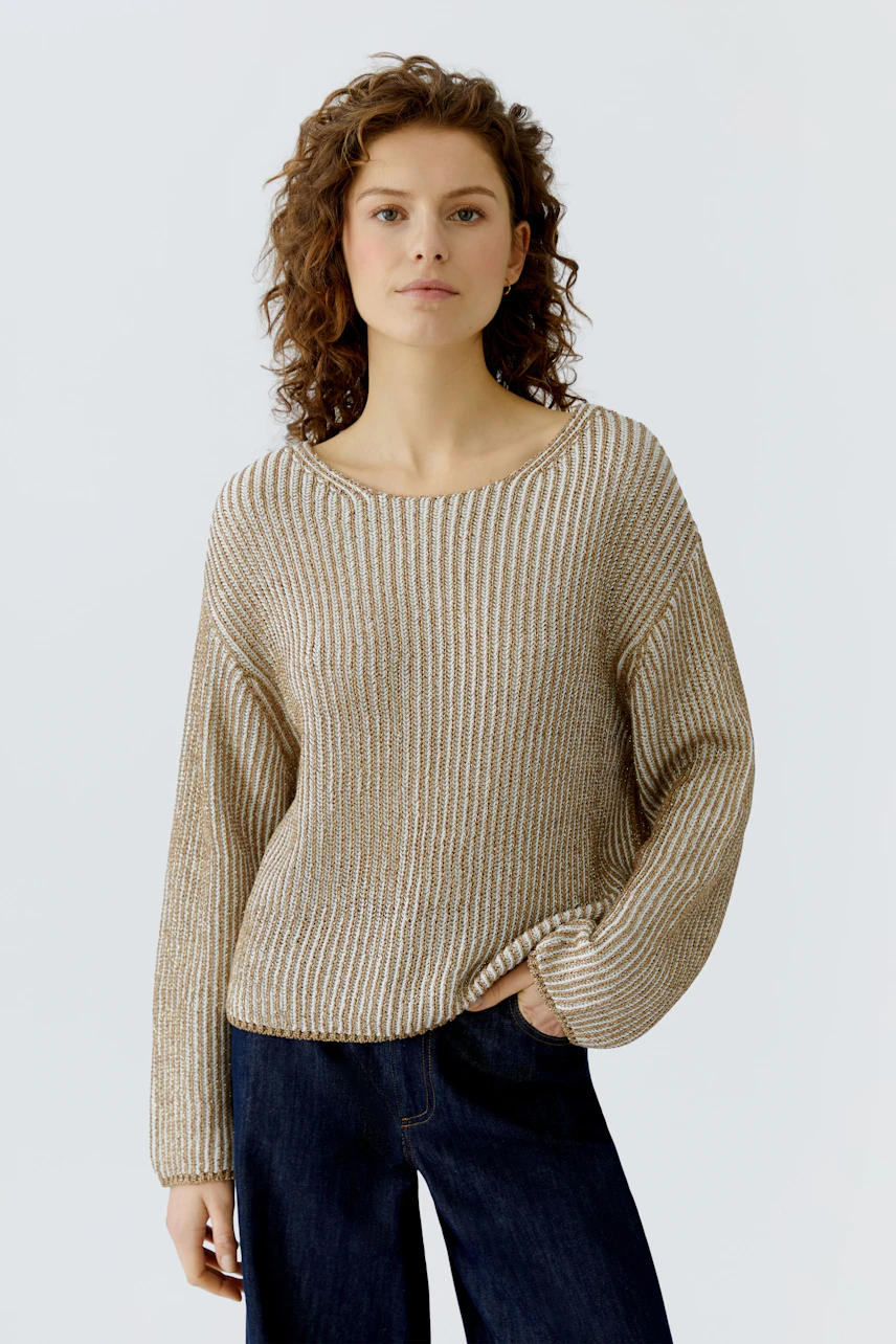 Bequemer Damen-Pullover: Frau in gestreiftem Pullover mit weitem Schnitt und lässigem Look.