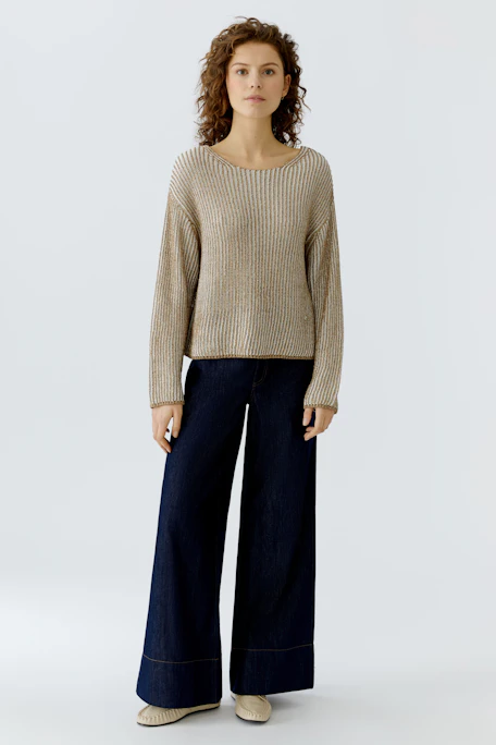 Bequemer Damen-Pullover in beigem Streifenmuster mit weitem Schnitt und Rundhalsausschnitt.
