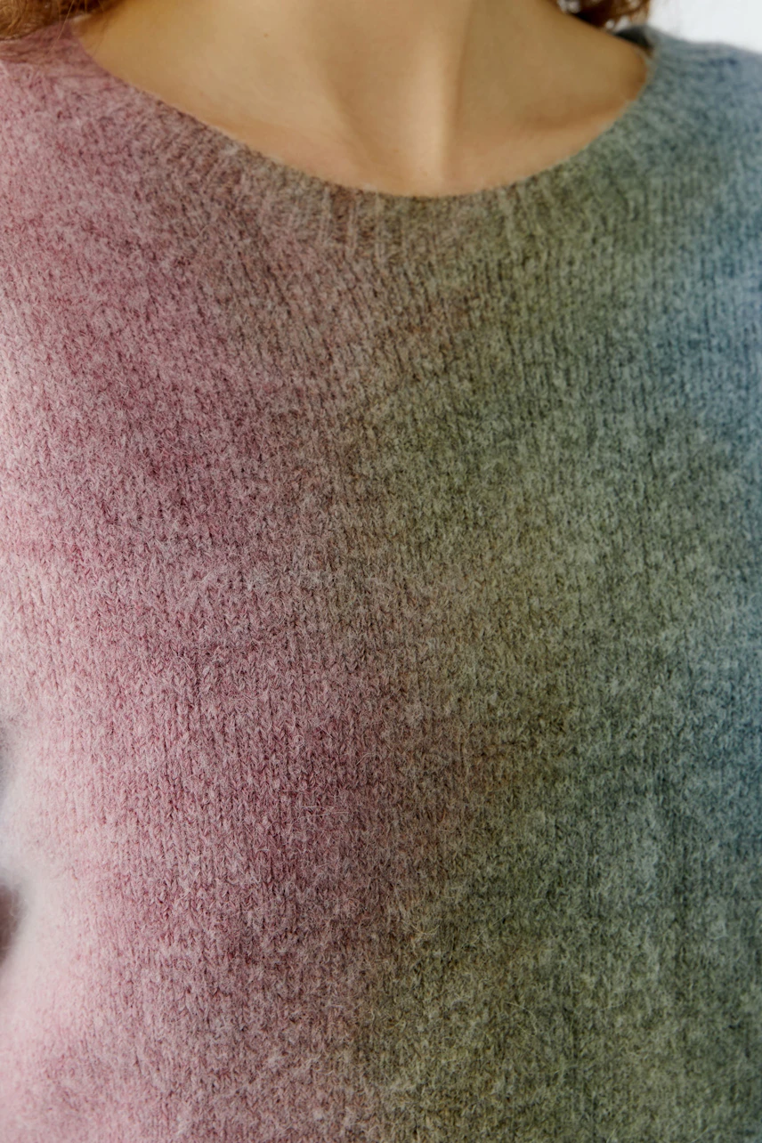 Damen-Pullover in sanften Farbverlauf von Rosa zu Grün, lässig und bequem.