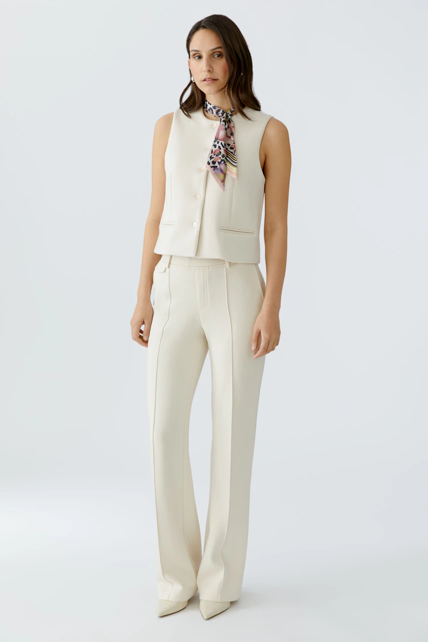 Damen-Tuch: Junge Frau trägt ein buntes Tuch, das lässig um den Hals gebunden ist.