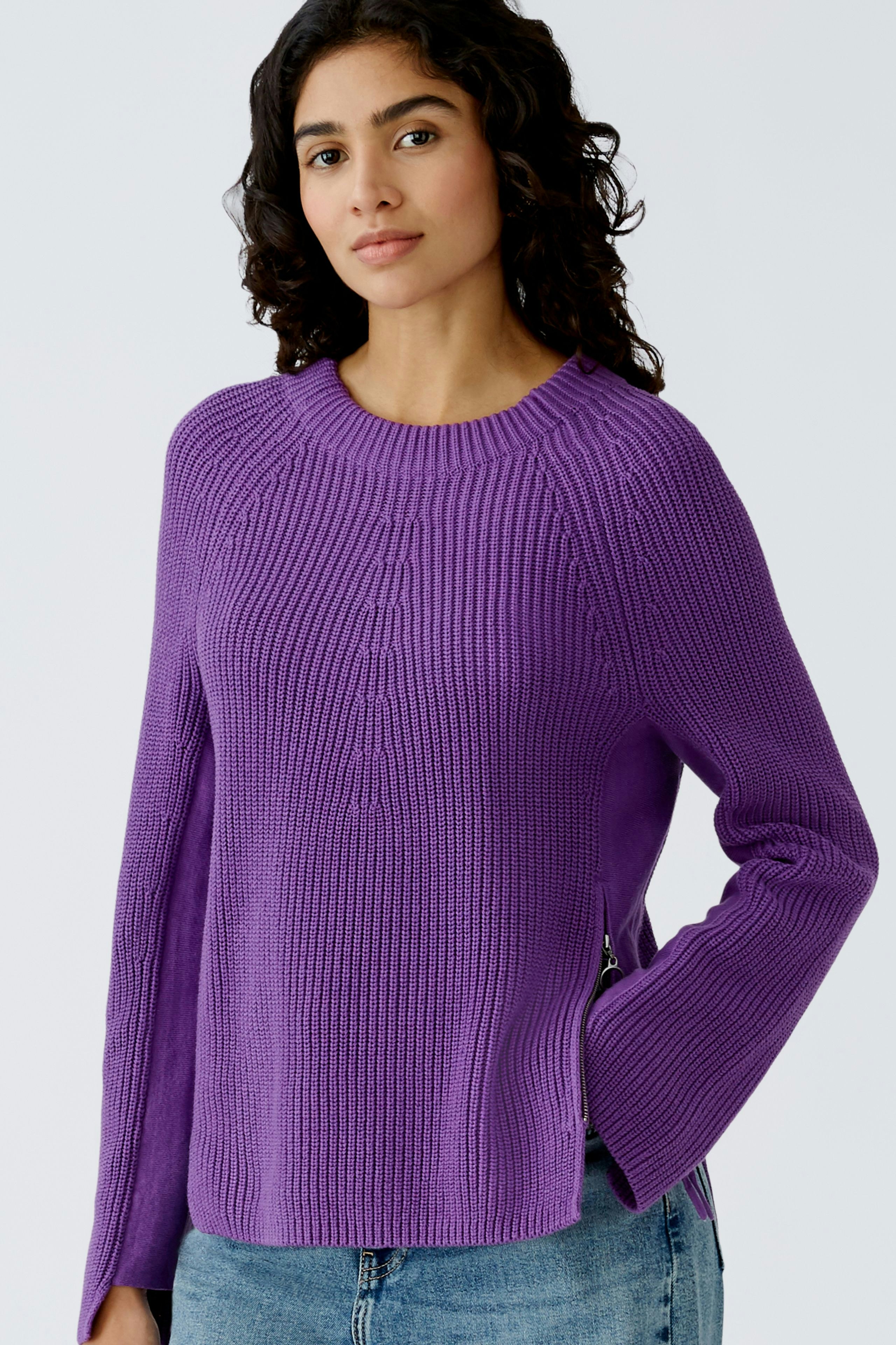 Damen-Pullover: Frau in lila Strickpullover mit weitem Schnitt und langen Ärmeln, lässig und modern.
