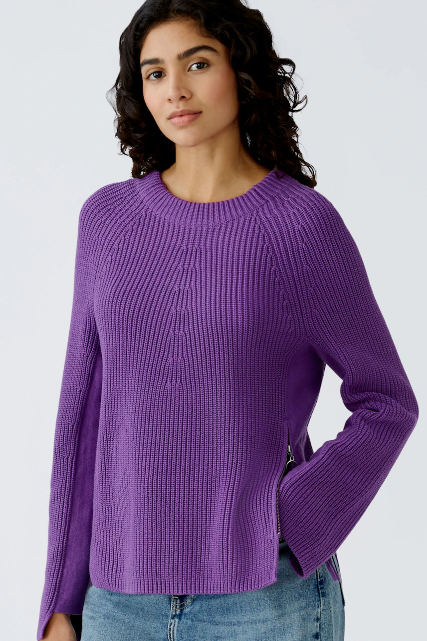 Damen-Pullover: Frau in lila Strickpullover mit weitem Schnitt und langen Ärmeln, lässig und modern.