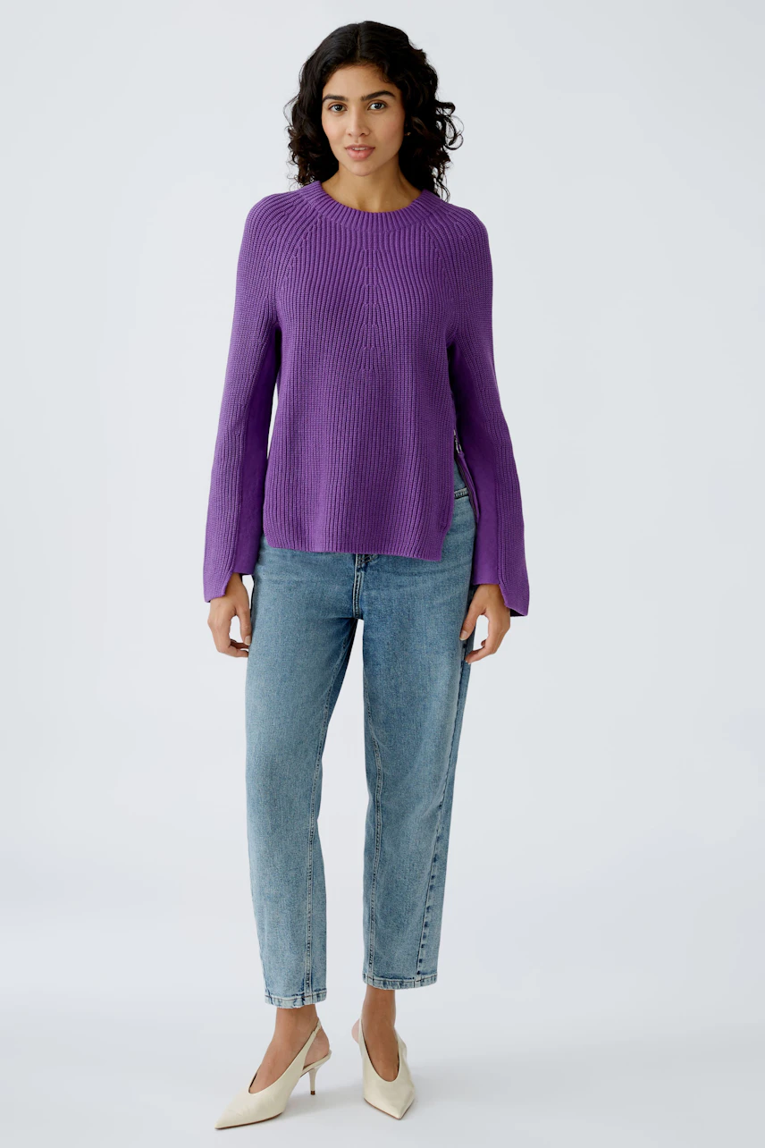 Damen-Pullover in lila: Frau trägt einen lässigen, strukturierten Pullover mit weitem Schnitt.