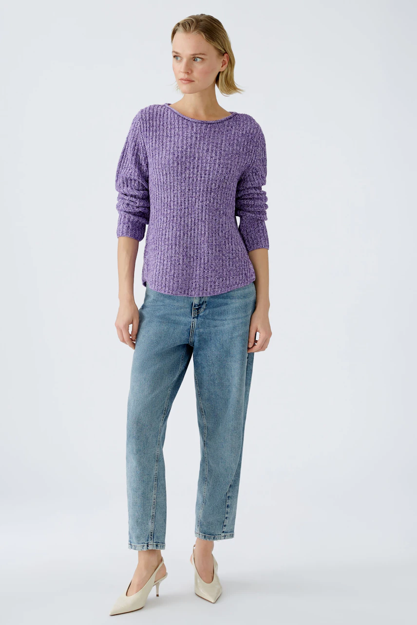 Damen-Pullover in lila: Frau trägt einen lässigen, strukturierten Pullover mit Rundhalsausschnitt.