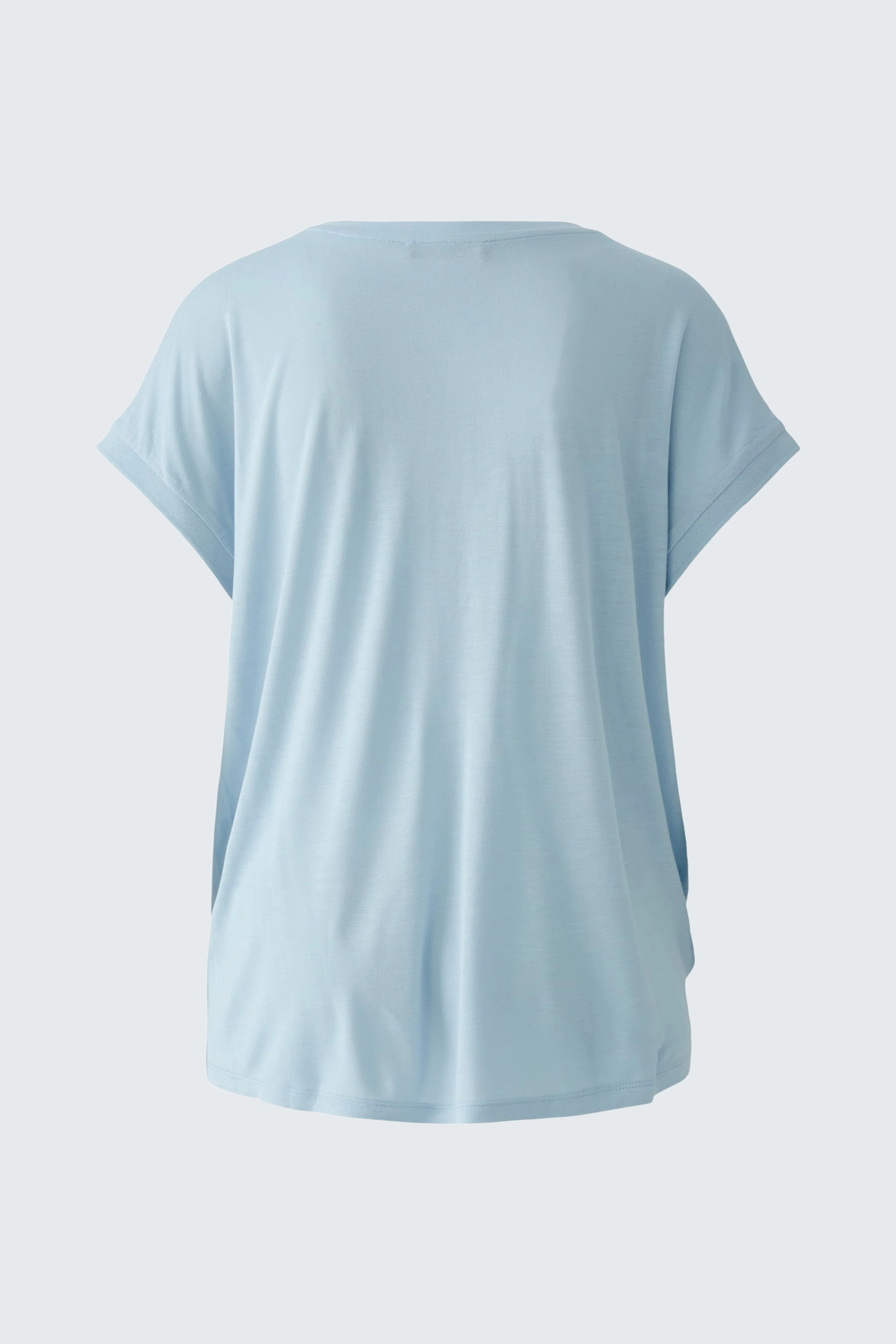 Bequemes Blusenshirt: Rückansicht eines hellblauen Shirts mit lässigem Schnitt und kurzen Ärmeln.