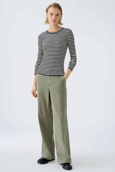 Gestreifter Damen-Pullover: Eleganter, langärmeliger Pullover in Schwarz-Weiß mit Rundhalsausschnitt.