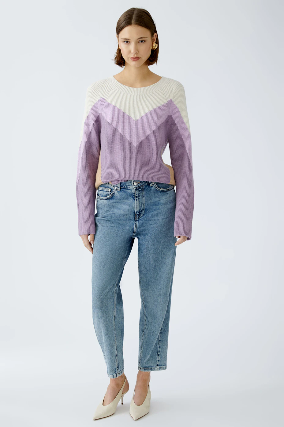 Stylish women's pullover in soft lavender with a modern chevron design.