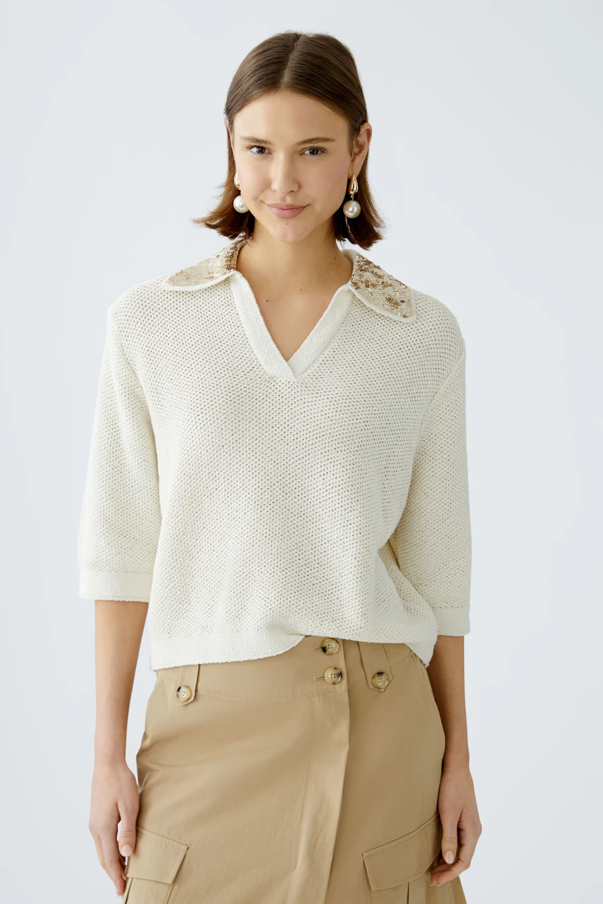 Eleganter Damen-Pullover in Creme mit V-Ausschnitt und dekorativem Kragen, lässig und stilvoll.