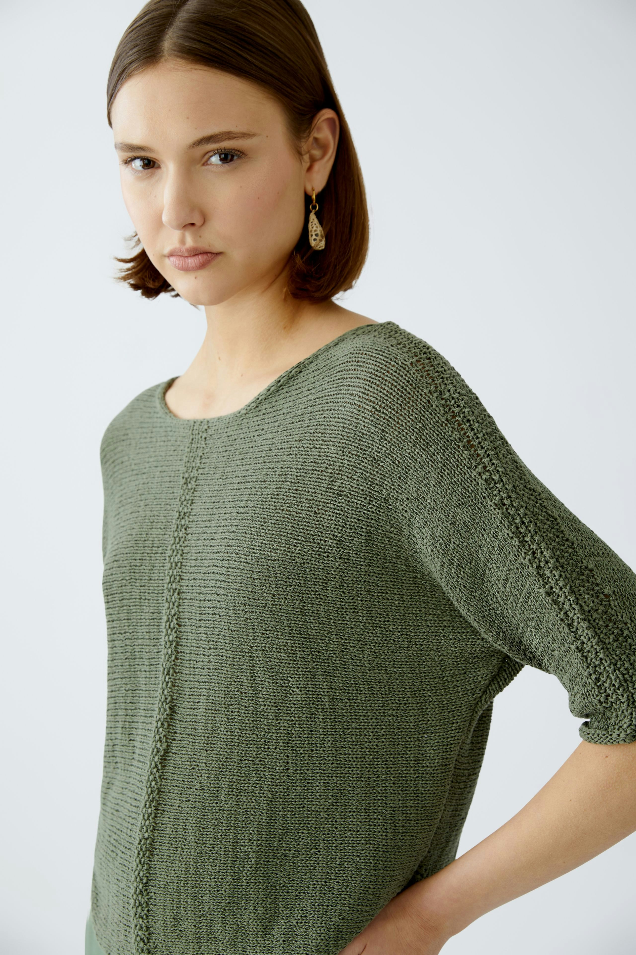 Stylish women's pullover in soft green, featuring a relaxed fit and elegant design.