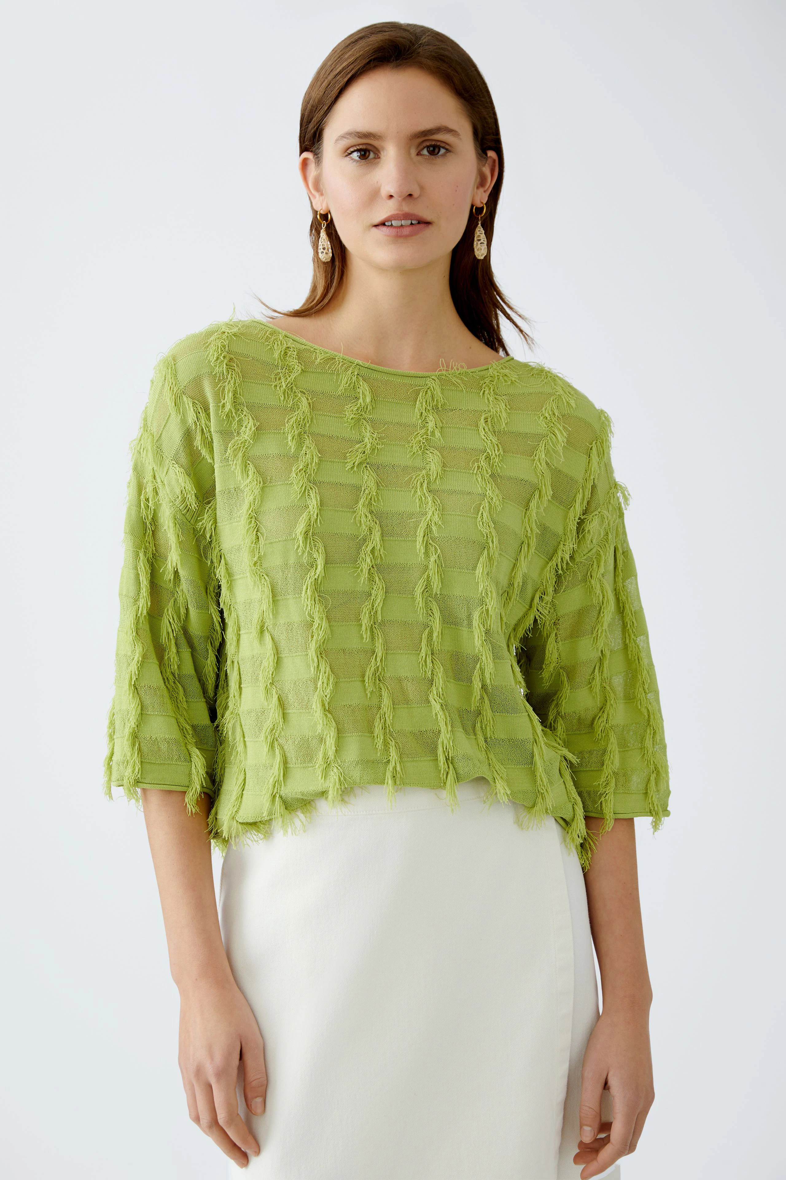 Luftiger Damen-Pullover in leuchtendem Grün mit fransigen Details, lässig und modern.