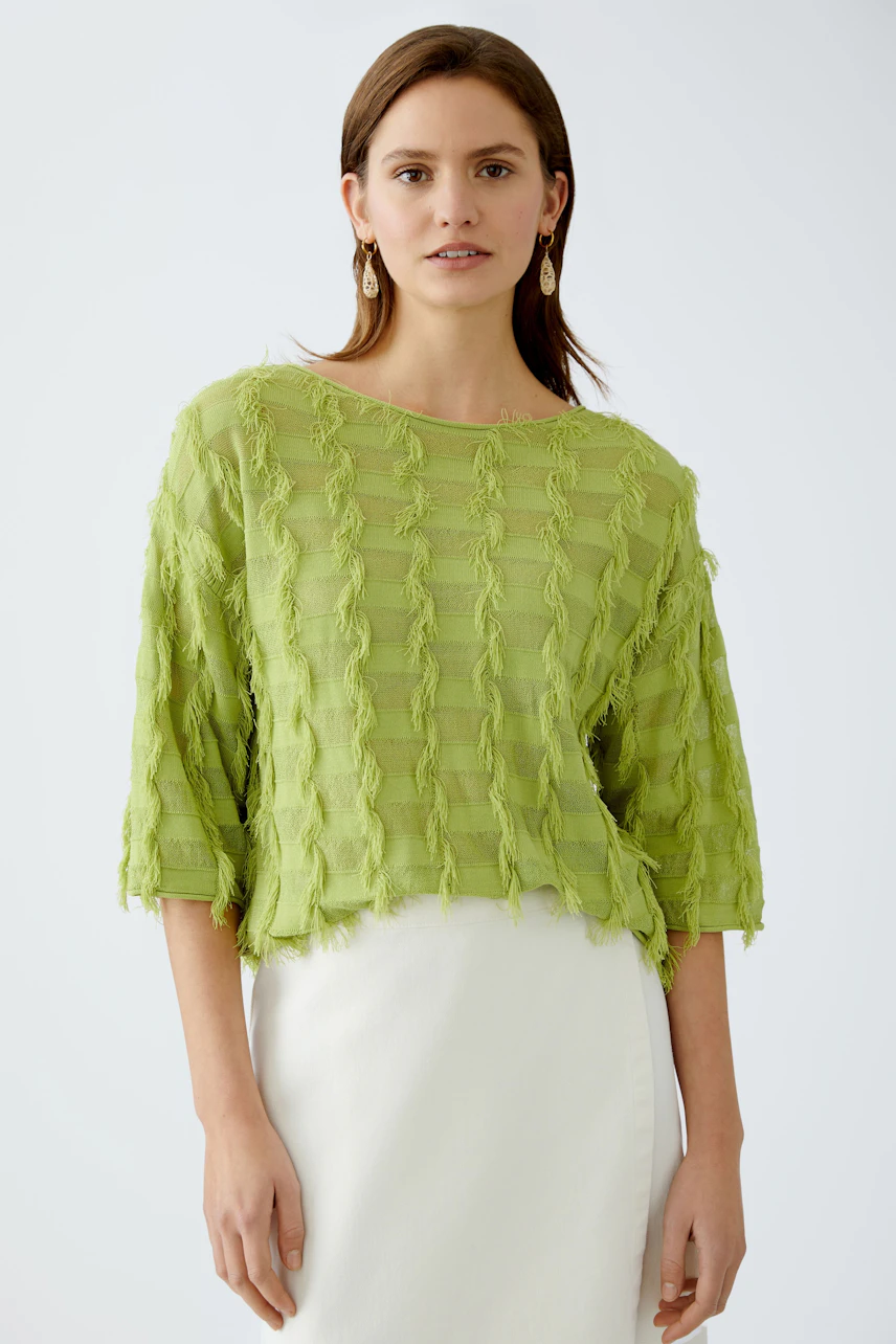 Luftiger Damen-Pullover in leuchtendem Grün mit fransigen Details, lässig und modern.