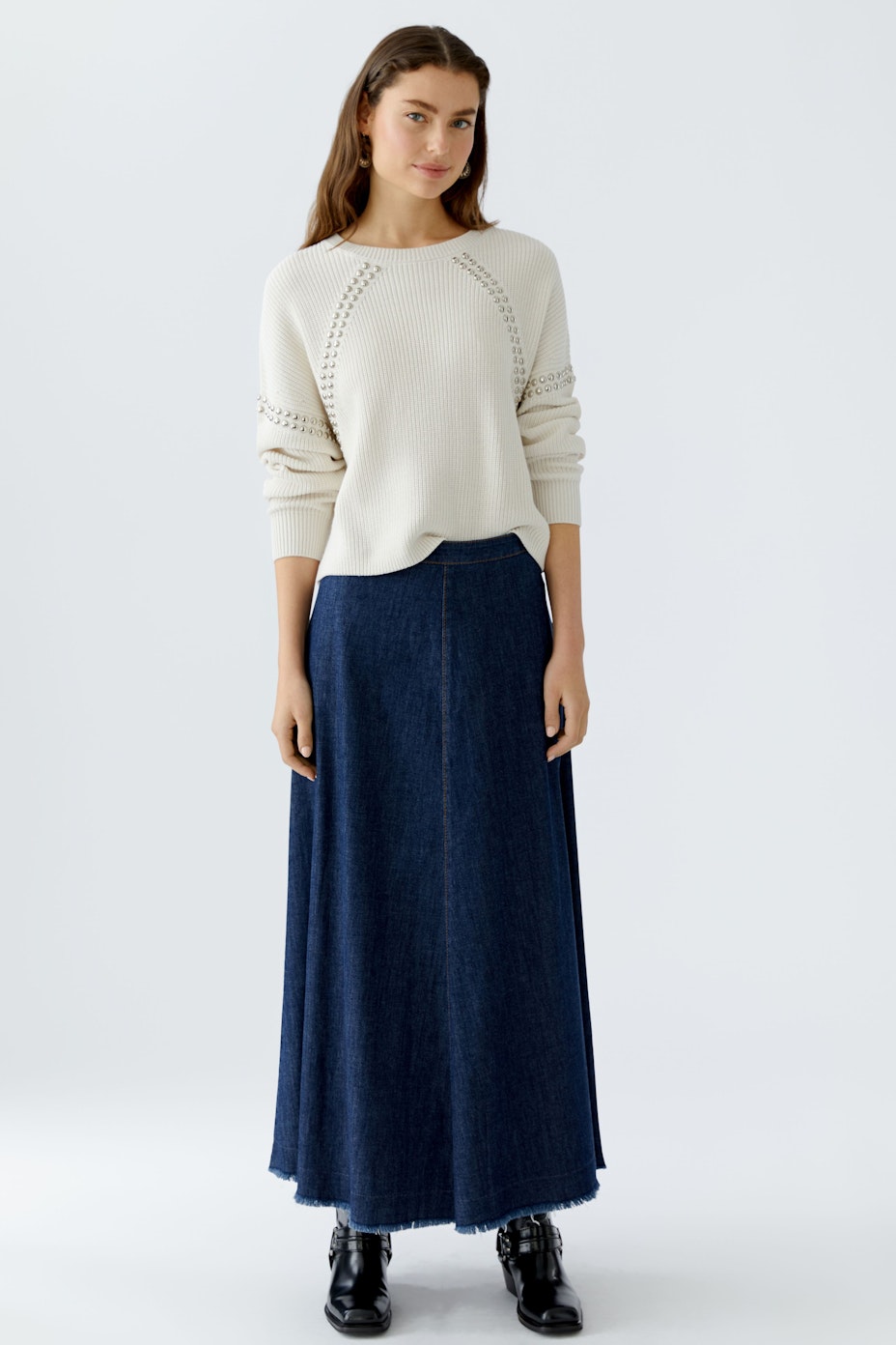 Casual women's pullover: Cream ribbed pullover with decorative stitching, perfect for everyday wear.