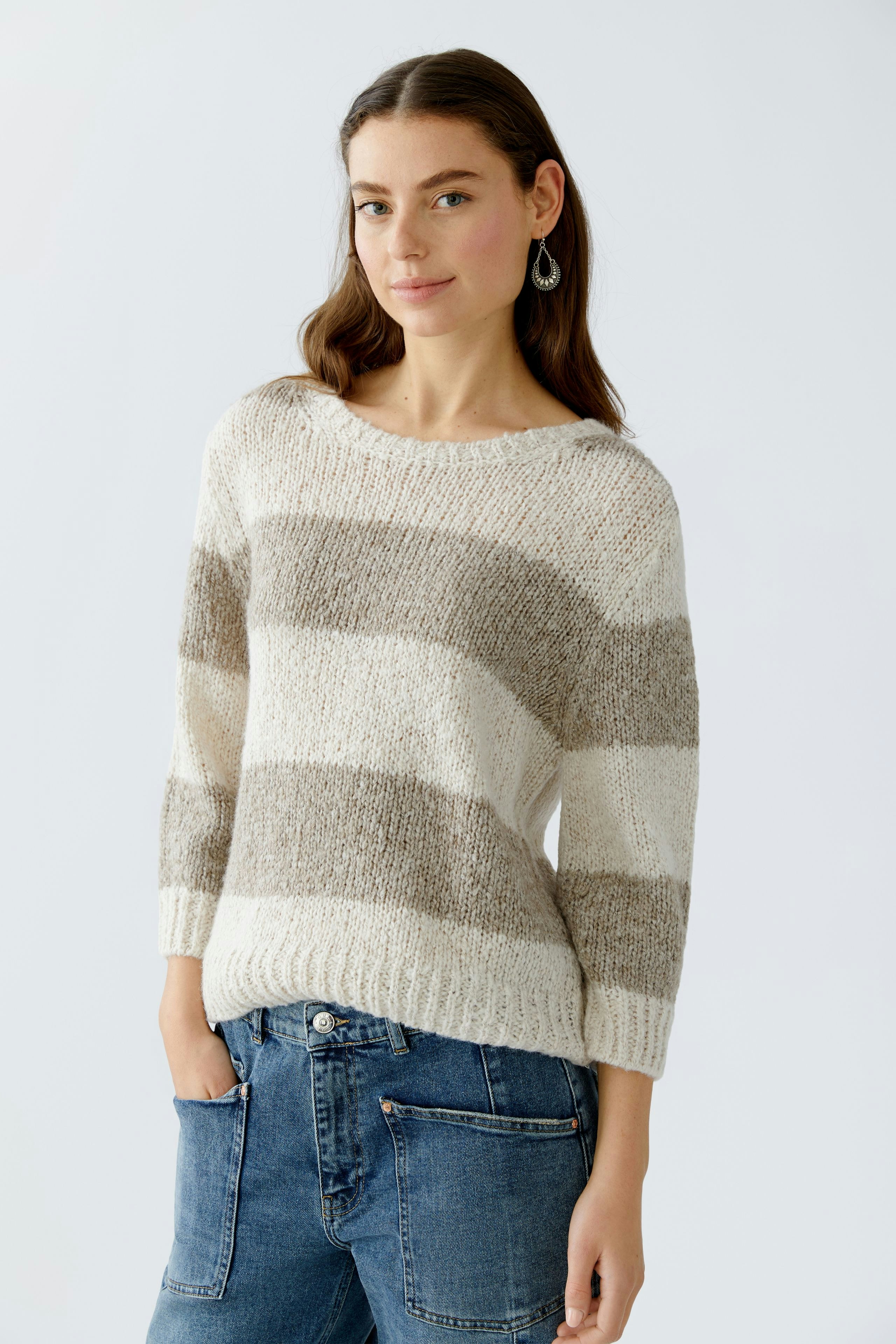Casual women's pullover: Young woman in a striped pullover with three-quarter sleeves and relaxed fit.