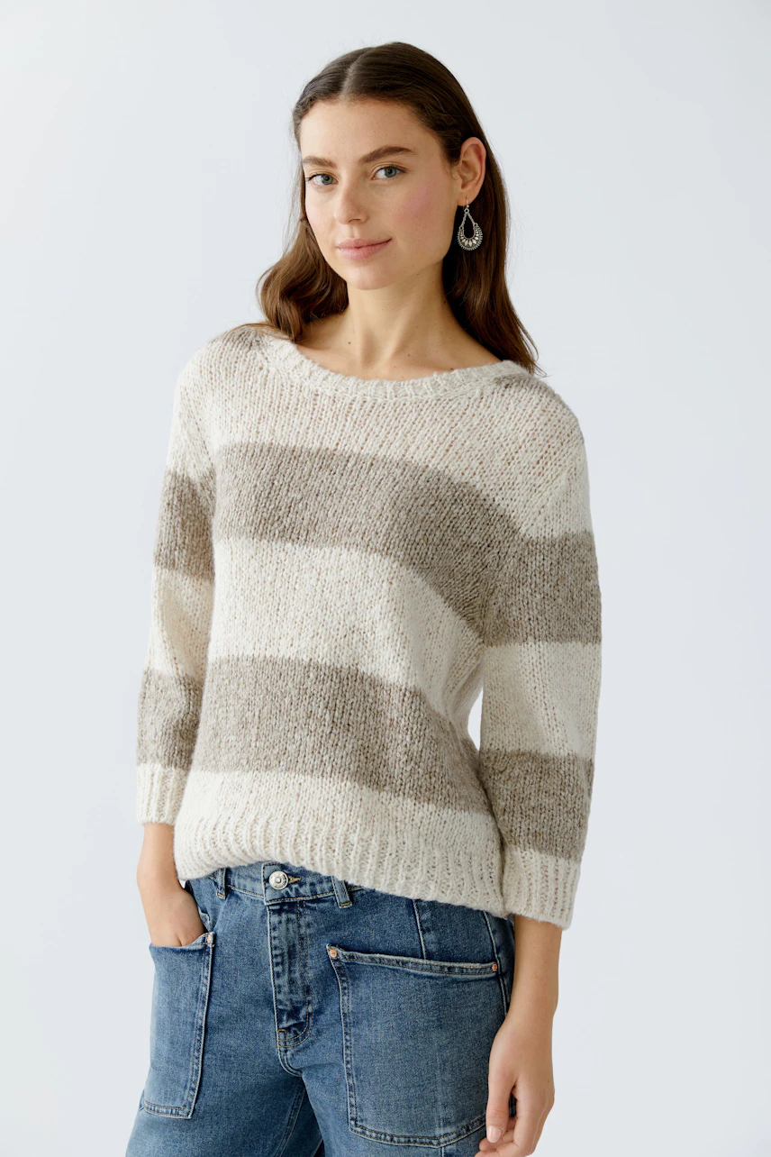 Casual women's pullover: Young woman in a striped pullover with three-quarter sleeves and relaxed fit.