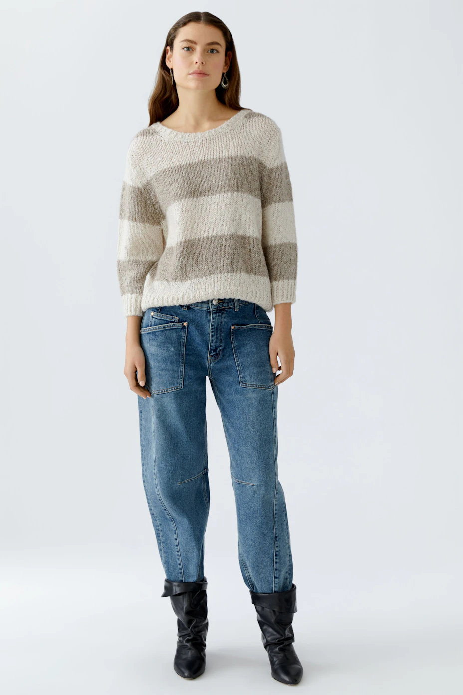 Bequemer Damen-Pullover in Creme mit breiten, hellbraunen Streifen, lässig geschnitten.