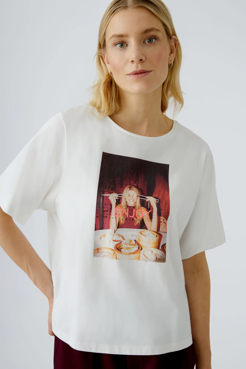 Weißes Damen-T-Shirt mit großem Druckmotiv, lässig geschnitten, ideal für den Alltag.
