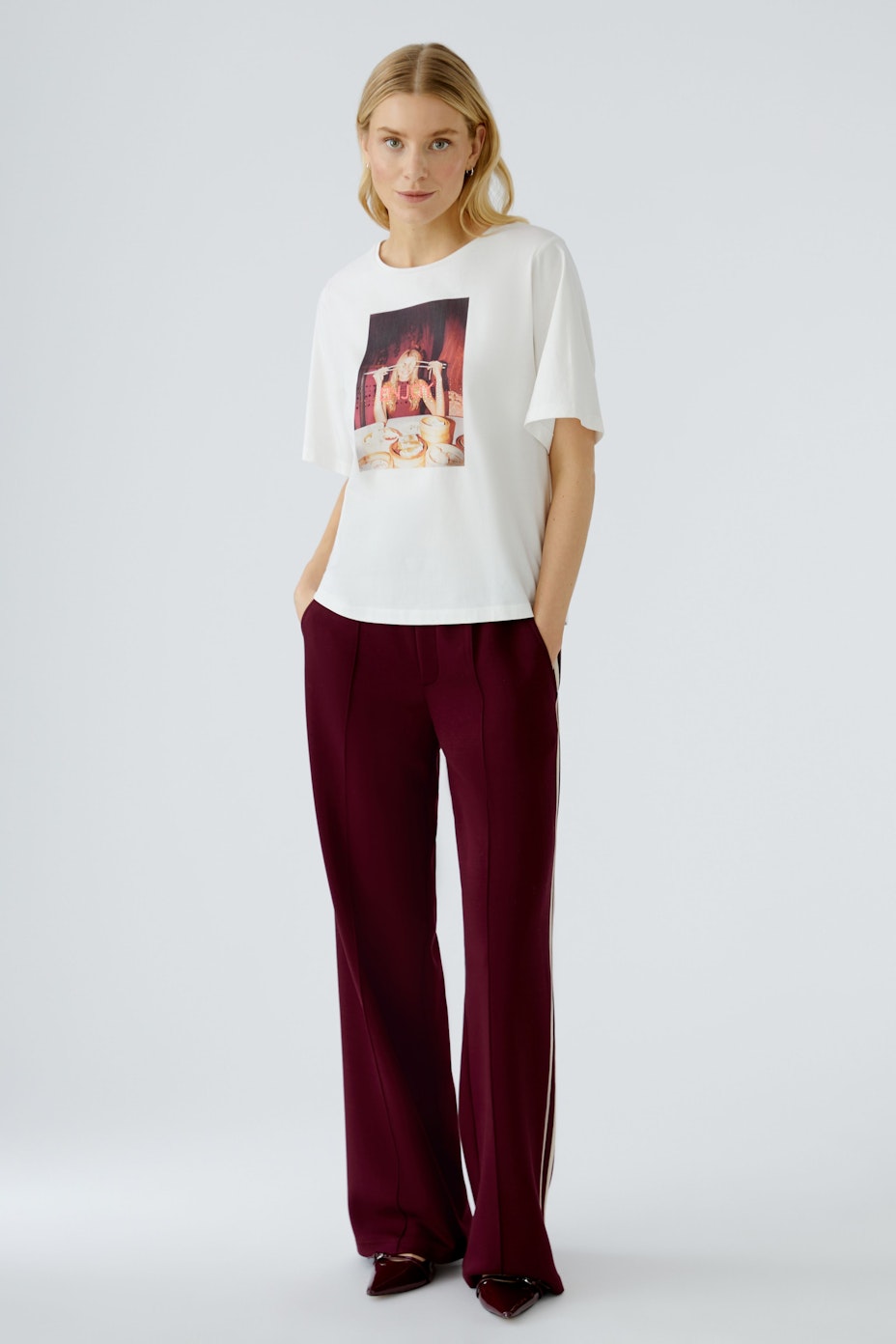 Casual women's T-shirt: White shirt featuring a graphic print, perfect for everyday wear.