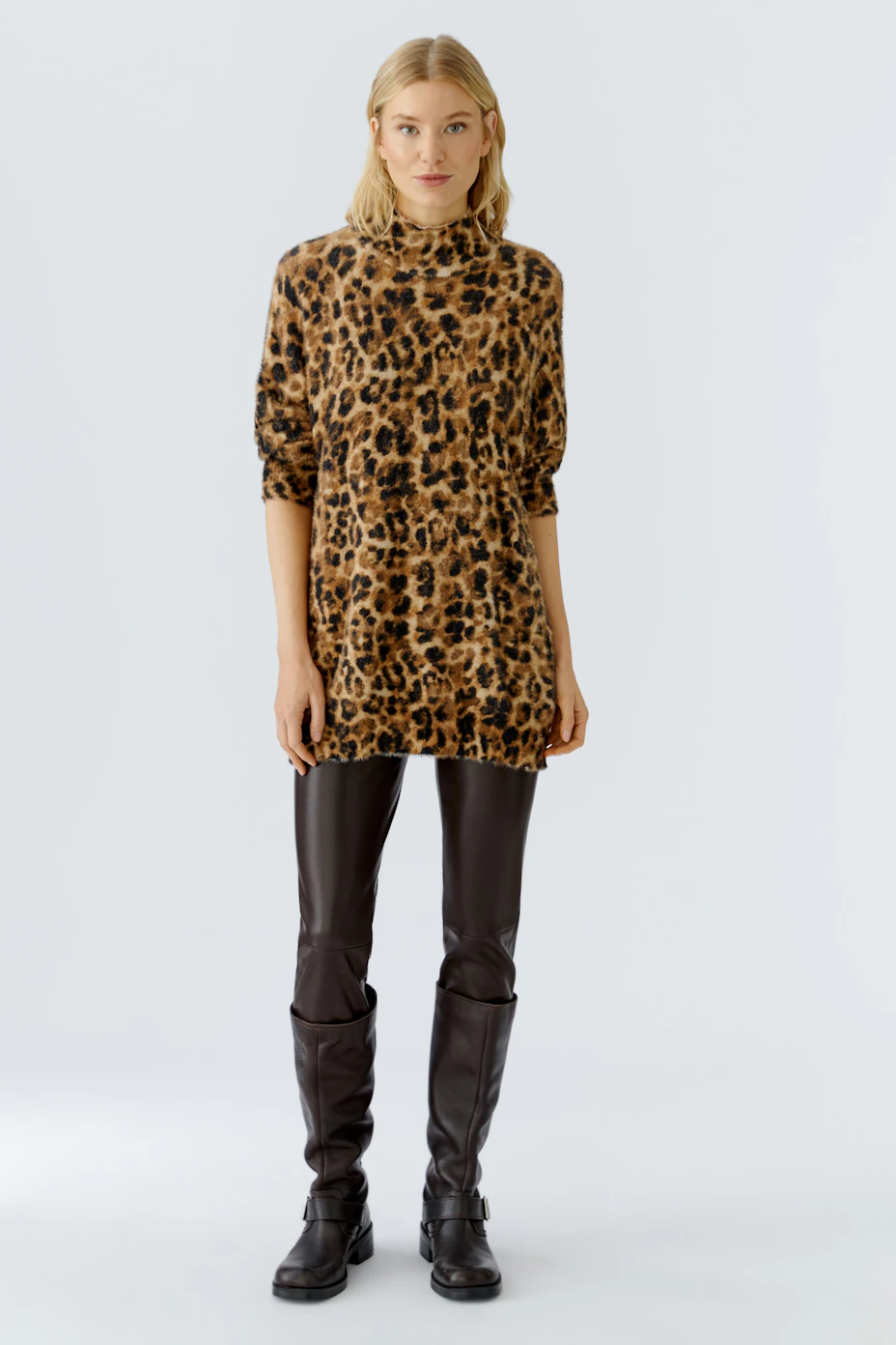 Bequemer Damen-Pullover im Leo-Design mit hohem Kragen und lässigem Schnitt.