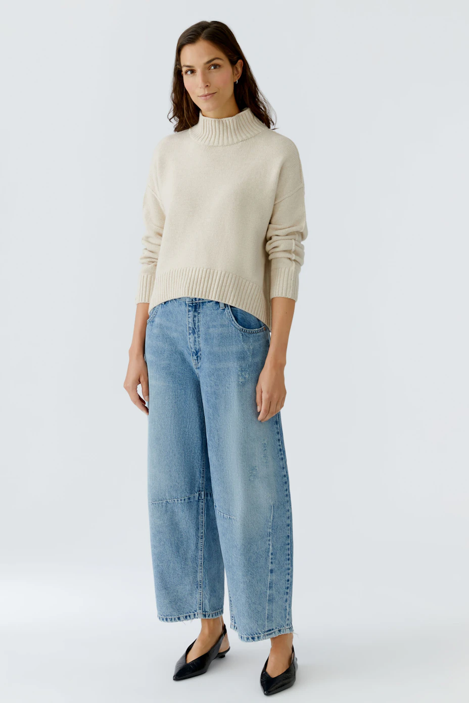 Casual women's pullover: Cream turtleneck pullover with a relaxed fit and ribbed details.