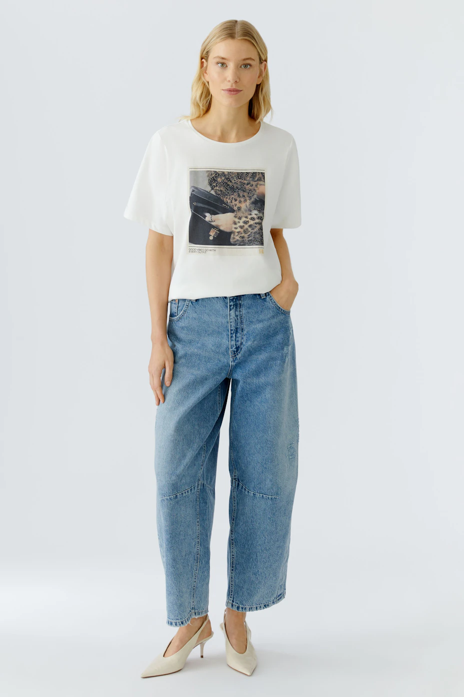 Casual women's T-shirt: White top featuring a graphic print, perfect for everyday wear.