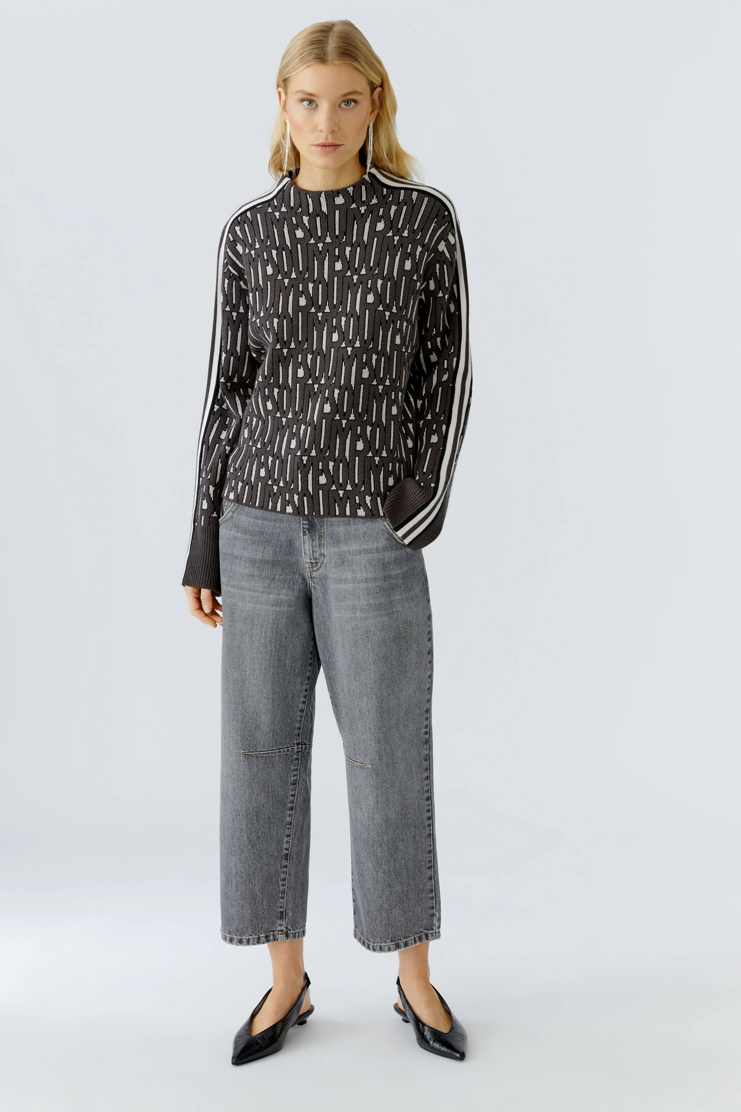 Damen-Pullover: Schwarzer Pullover mit grafischem Muster und hohem Kragen, lässig und modern.