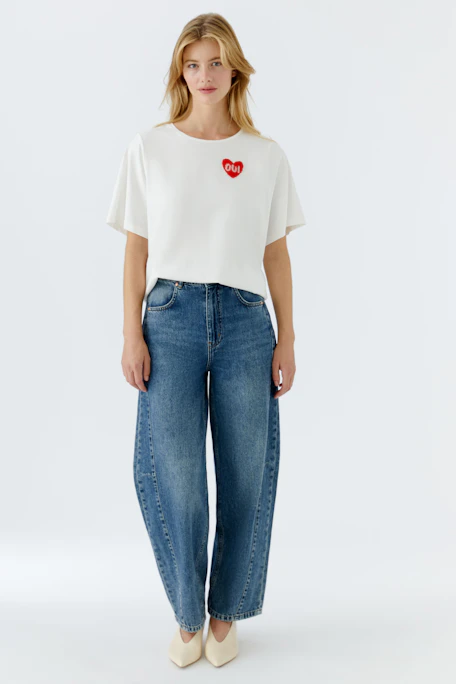 Weißes Damen-T-Shirt mit rotem Herz-Logo von Oui, lässig und bequem.
