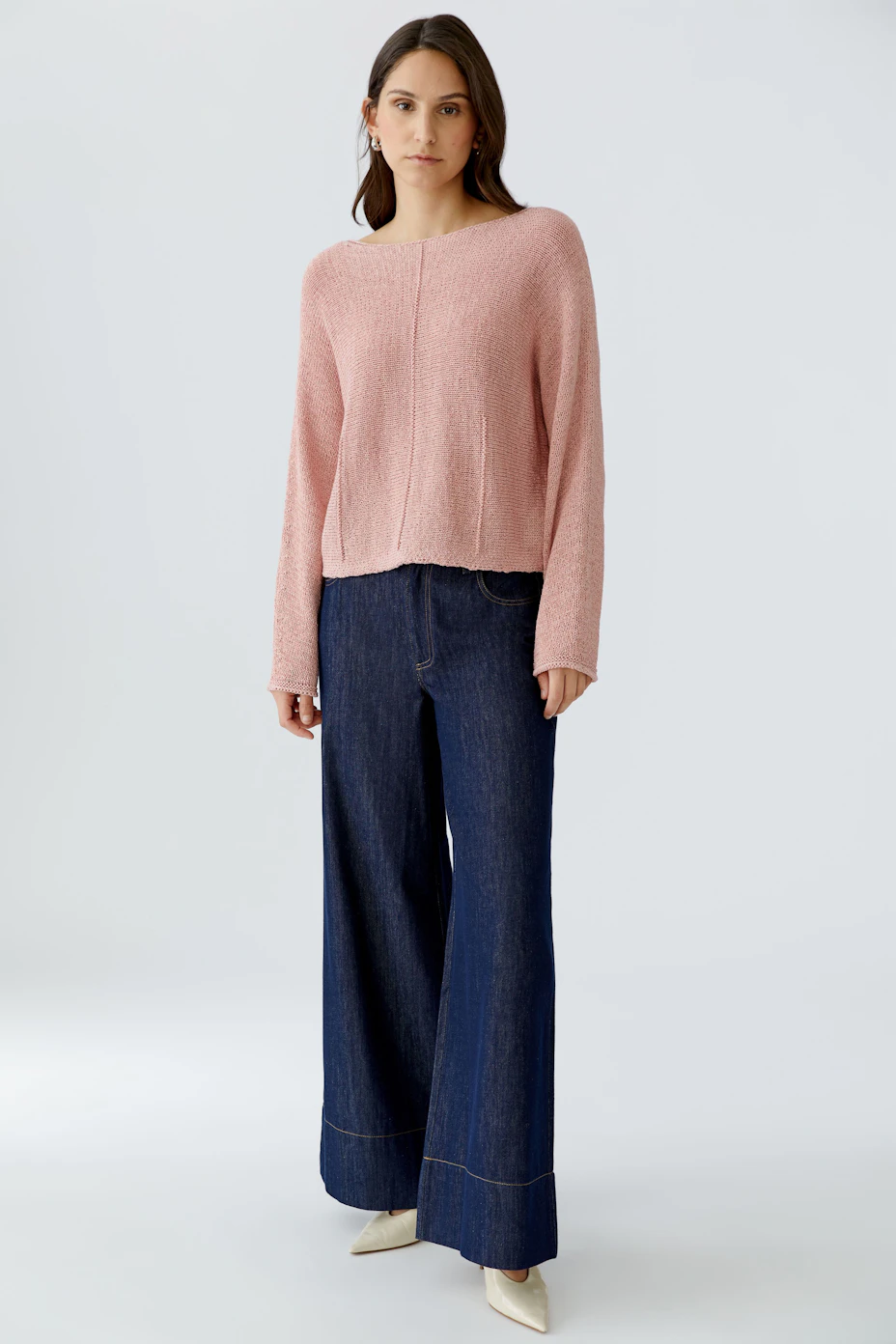 Casual women's pullover in soft pink, featuring a relaxed fit and round neckline.