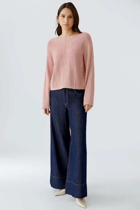 Bequemer Damen-Pullover in zartem Rosa mit lässigem Schnitt und Rundhalsausschnitt.