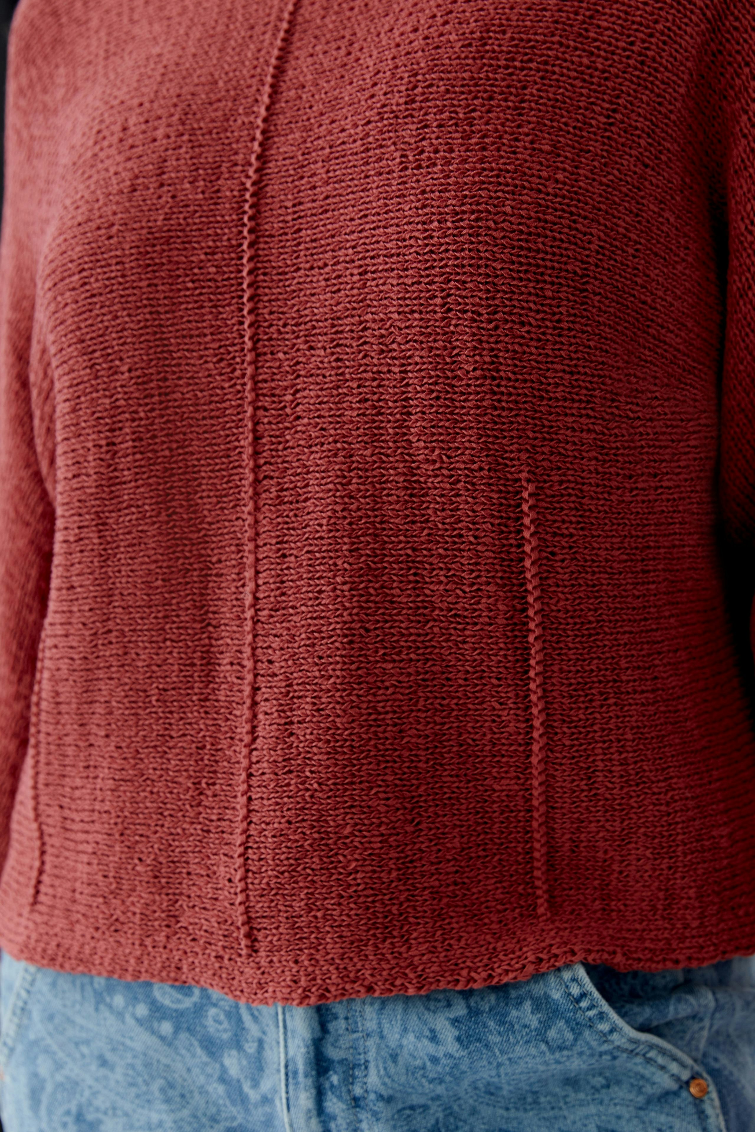 Casual women's pullover in rust color, featuring a relaxed fit and textured knit design.