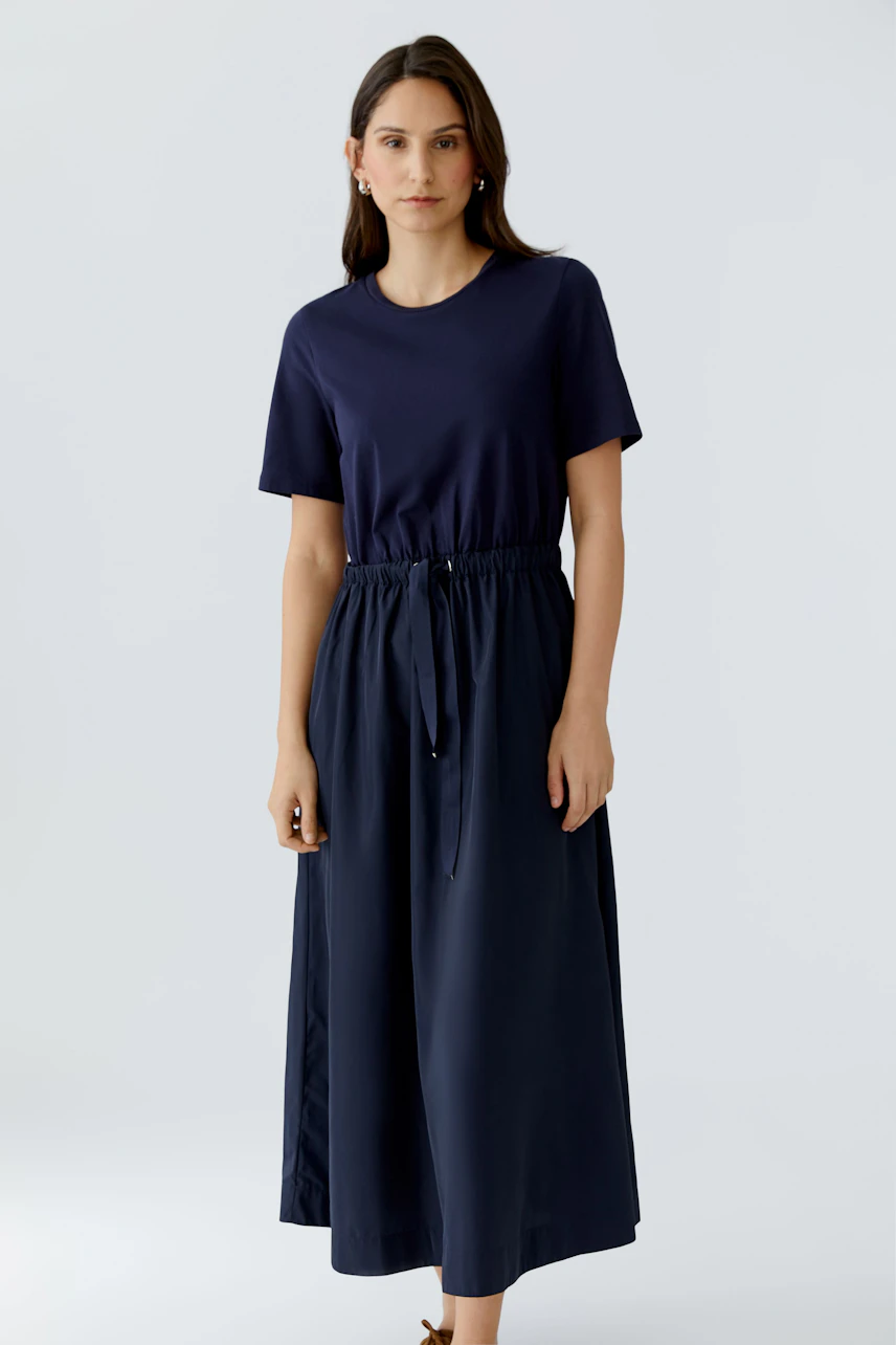 Bequemes Maxikleid: Frau in navyfarbenem Kleid mit T-Shirt-Oberteil und elastischem Bund.