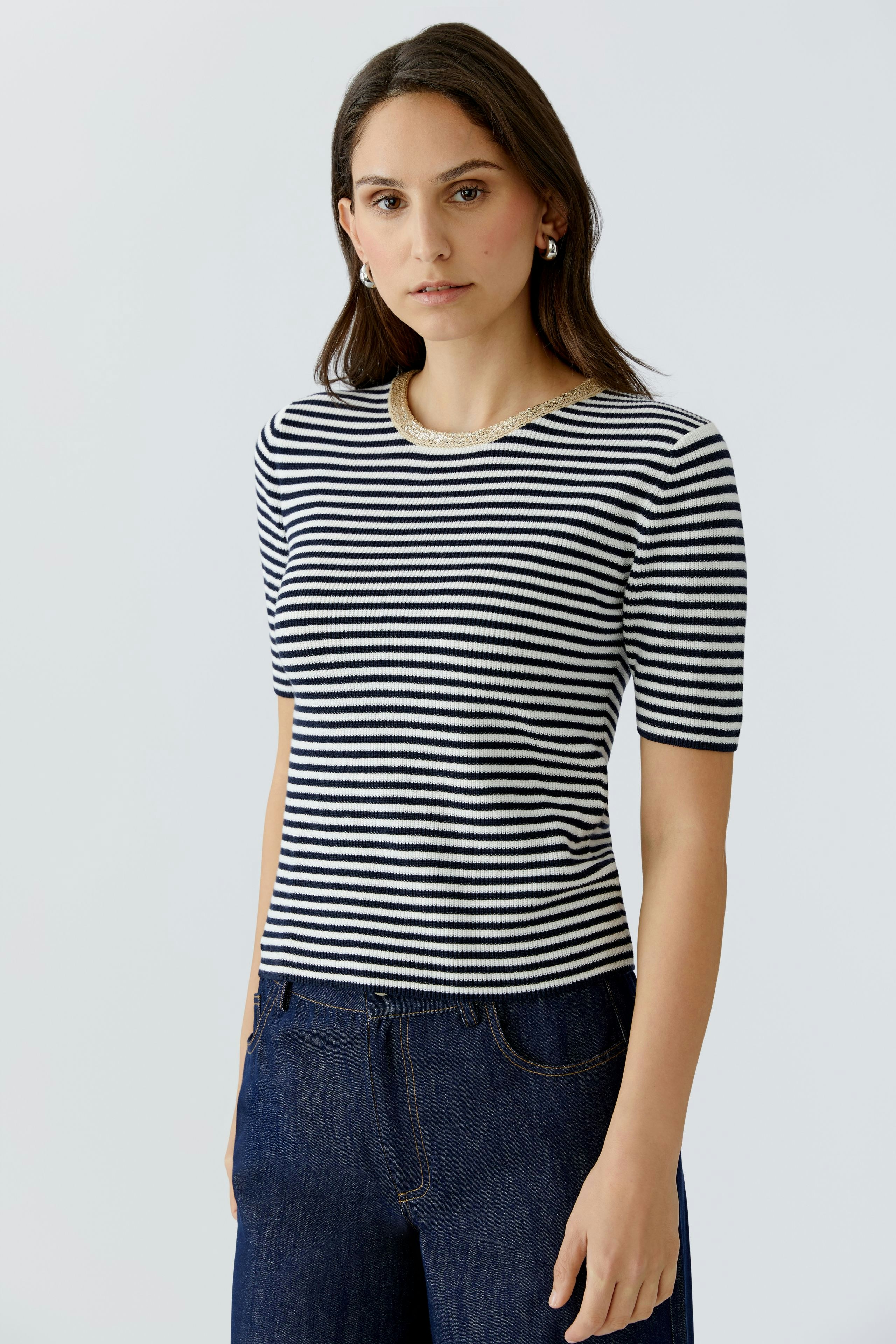Casual women's pullover: Young woman in a striped pullover with short sleeves and relaxed fit.