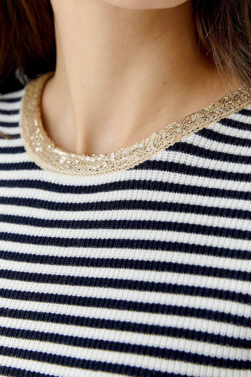 Damen-Pullover mit gestreiftem Design und glitzerndem Kragen, ideal für lässige Anlässe.