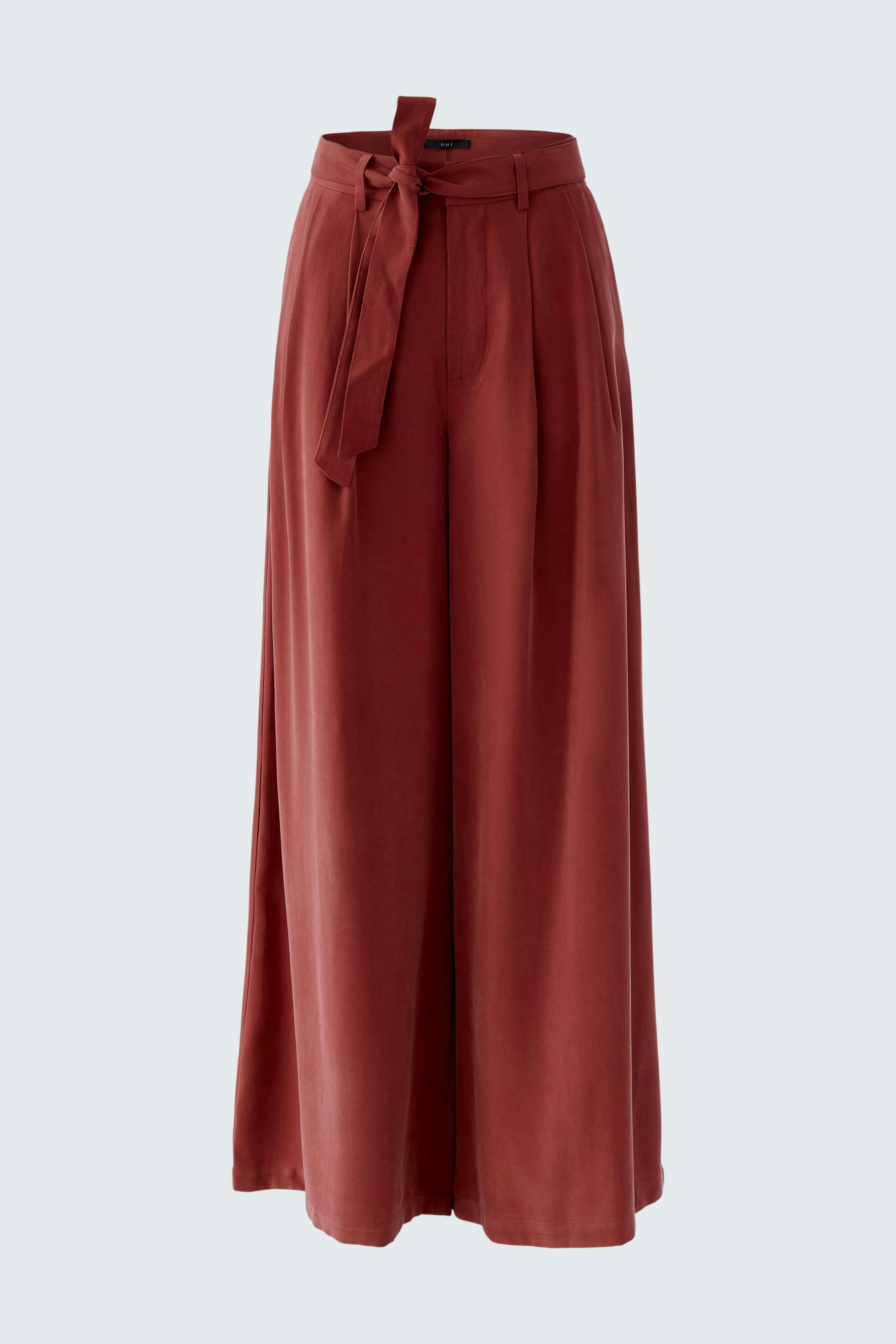 Bundfaltenhose: Weite, rustikale Hose in Rot mit Bindegürtel, ideal für lässige Outfits.
