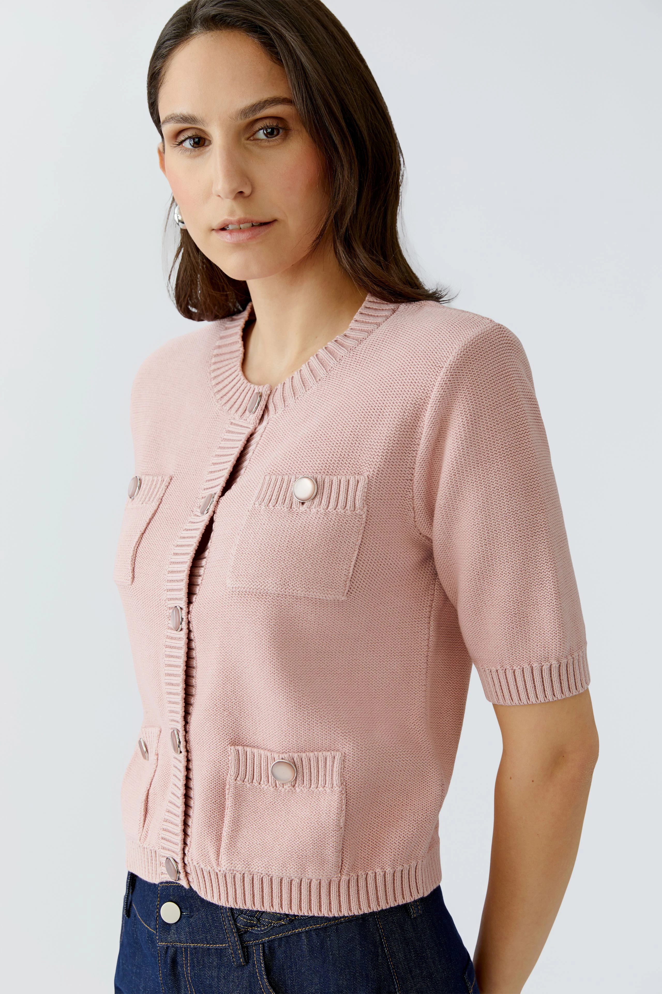 Damen-Strickjacke in zartem Rosa mit kurzen Ärmeln und Taschen, lässig und modern.