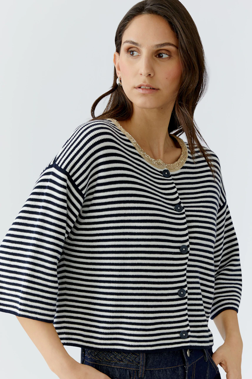 Damen-Strickjacke: Frau in gestreifter Strickjacke mit Knöpfen und lässigem Schnitt.