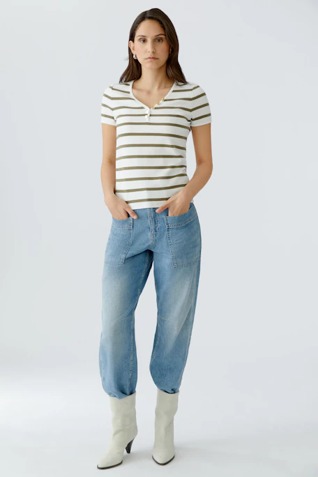 Damen-T-Shirt mit Streifen: Figurbetontes Design in Weiß und Oliv mit V-Ausschnitt und Knöpfen.