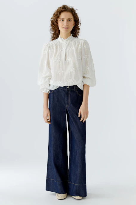 Helle Damen-Bluse mit Stehkragen und feinem Blumenmuster, ideal für den Alltag.