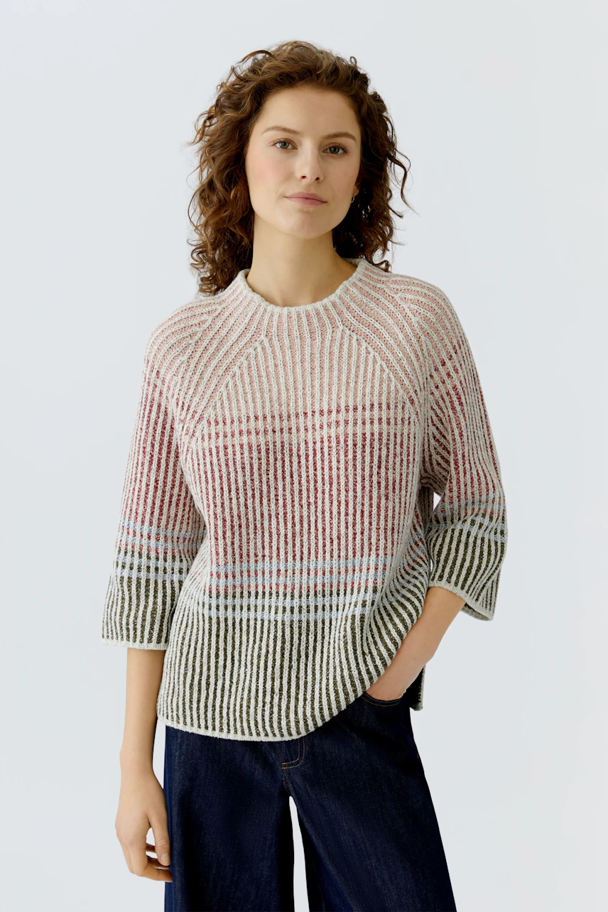 Damen-Pullover: Junge Frau in gestreiftem Pullover mit 3/4-Ärmeln und lässiger Passform.