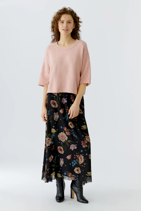 Bequemer Damen-Pullover in zartem Rosa mit kurzen Ärmeln und lässigem Schnitt.