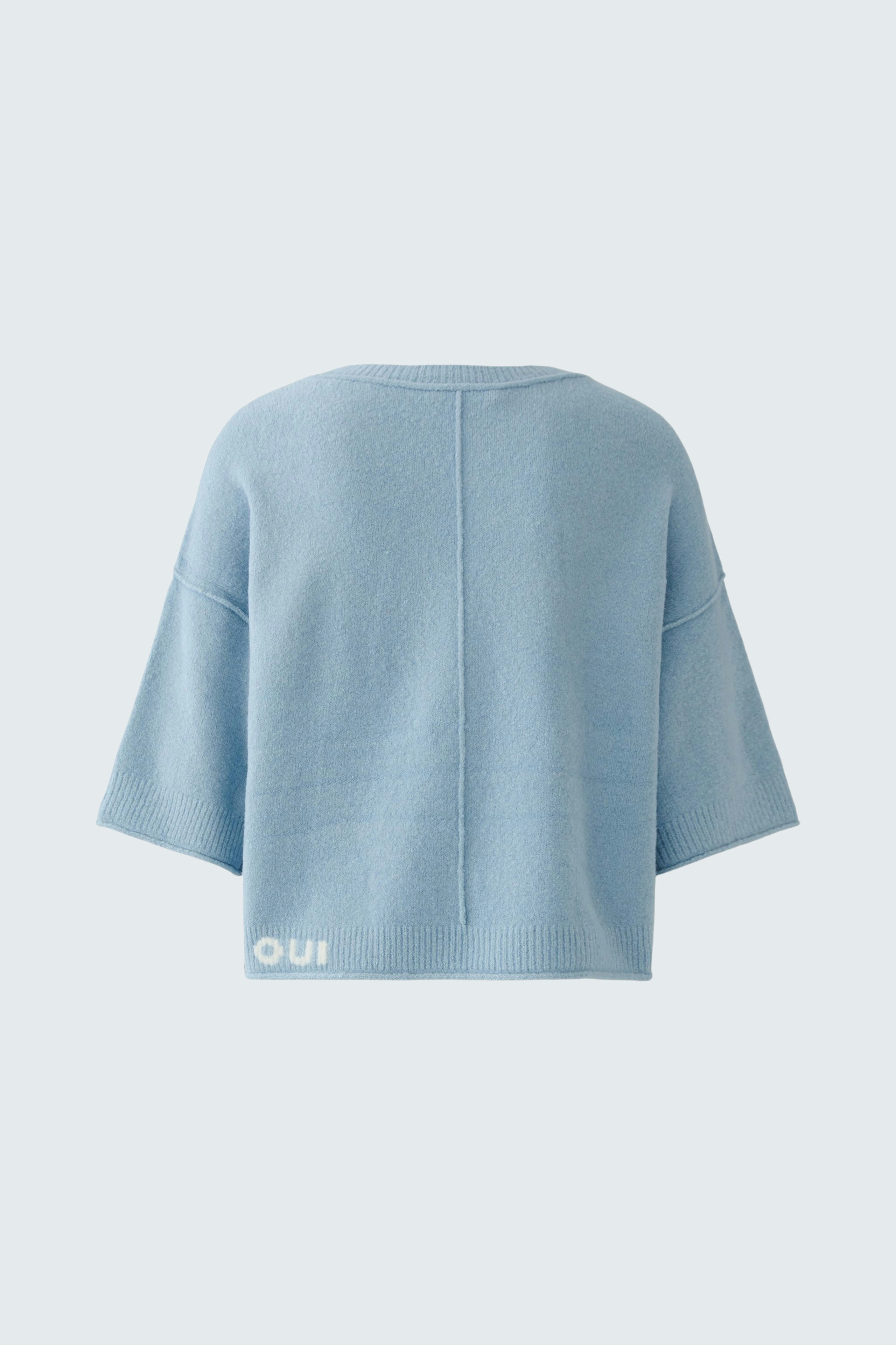 Bequemer Damen-Pullover in sanftem Blau mit lässigem Schnitt und kurzen Ärmeln.