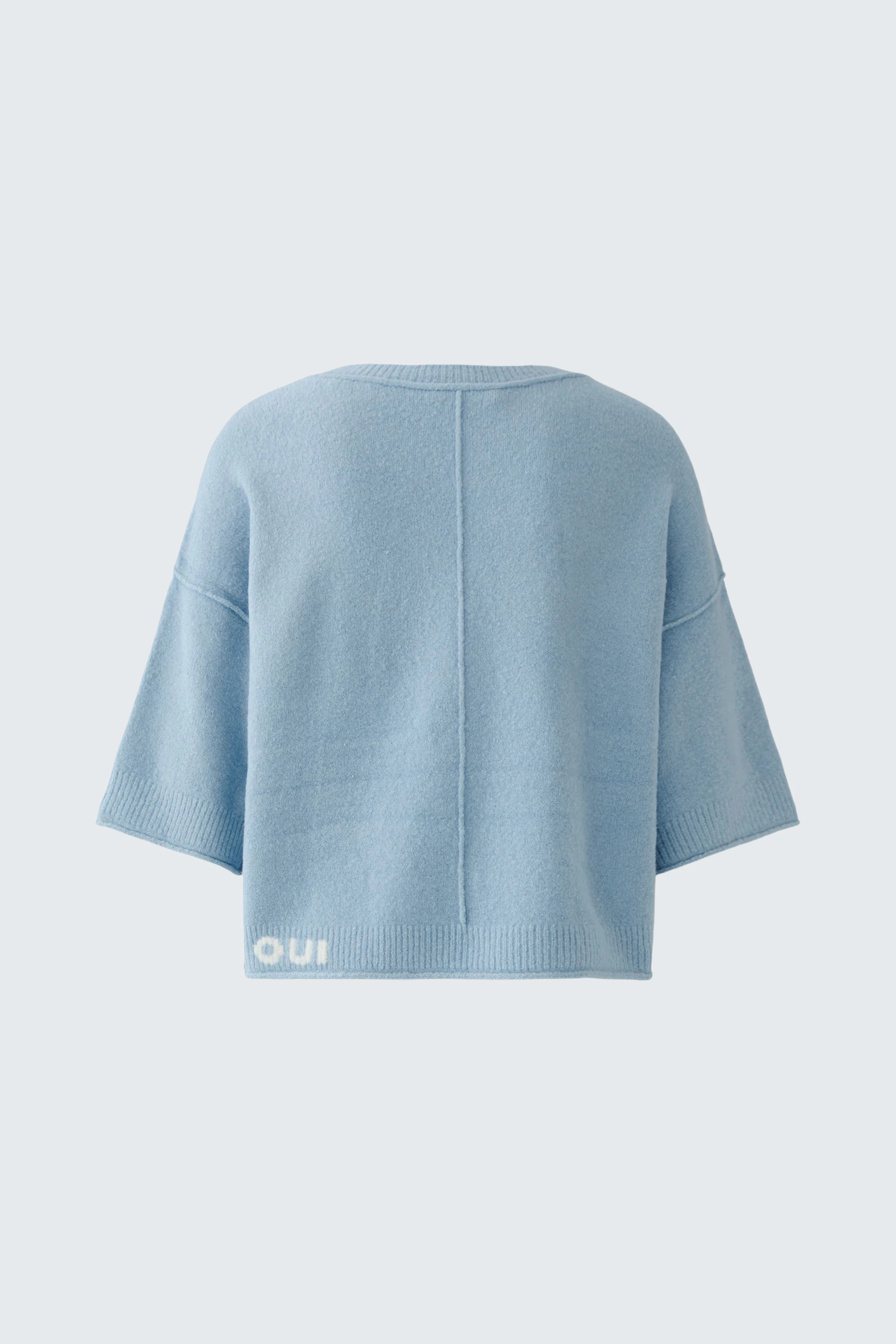 Casual women's pullover: Light blue oversized pullover with short sleeves and a relaxed fit.