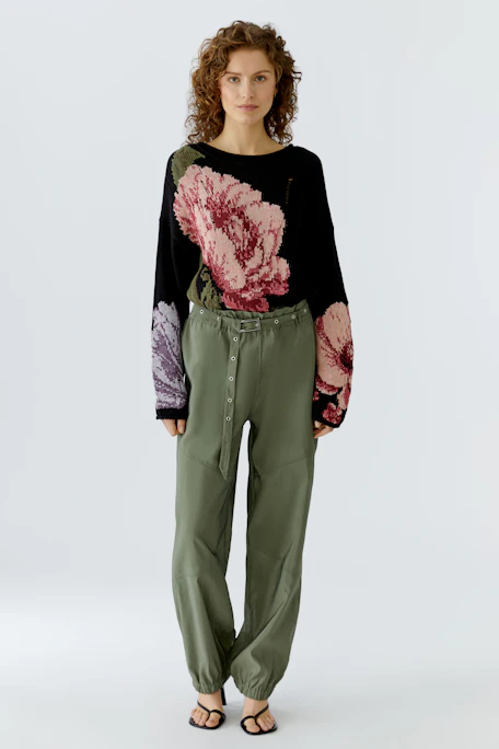 Damen-Pullover mit buntem Blumenmuster auf schwarzem Grund, lässig und bequem.