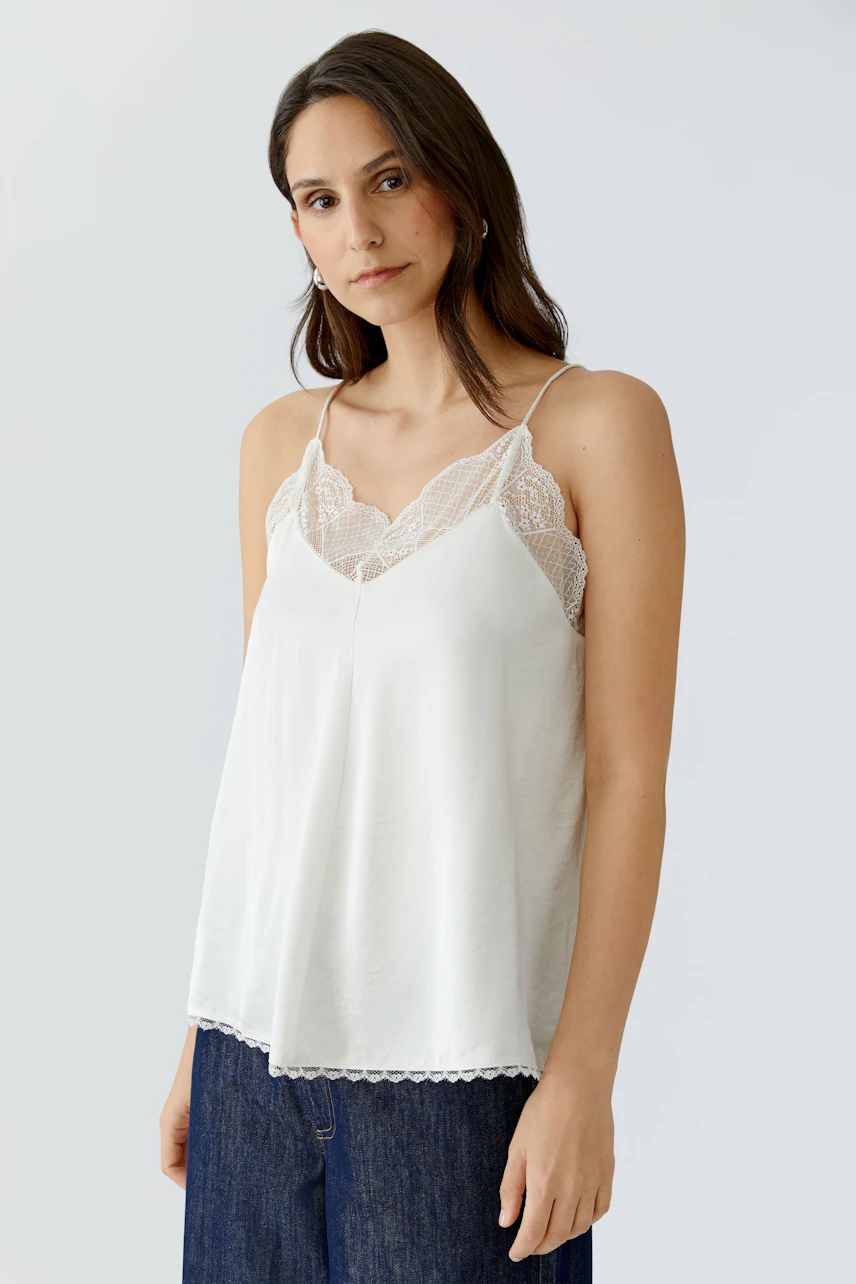 Leichtes Damen-Top in Weiß mit Spitzen-Details, ideal für lässige Outfits.