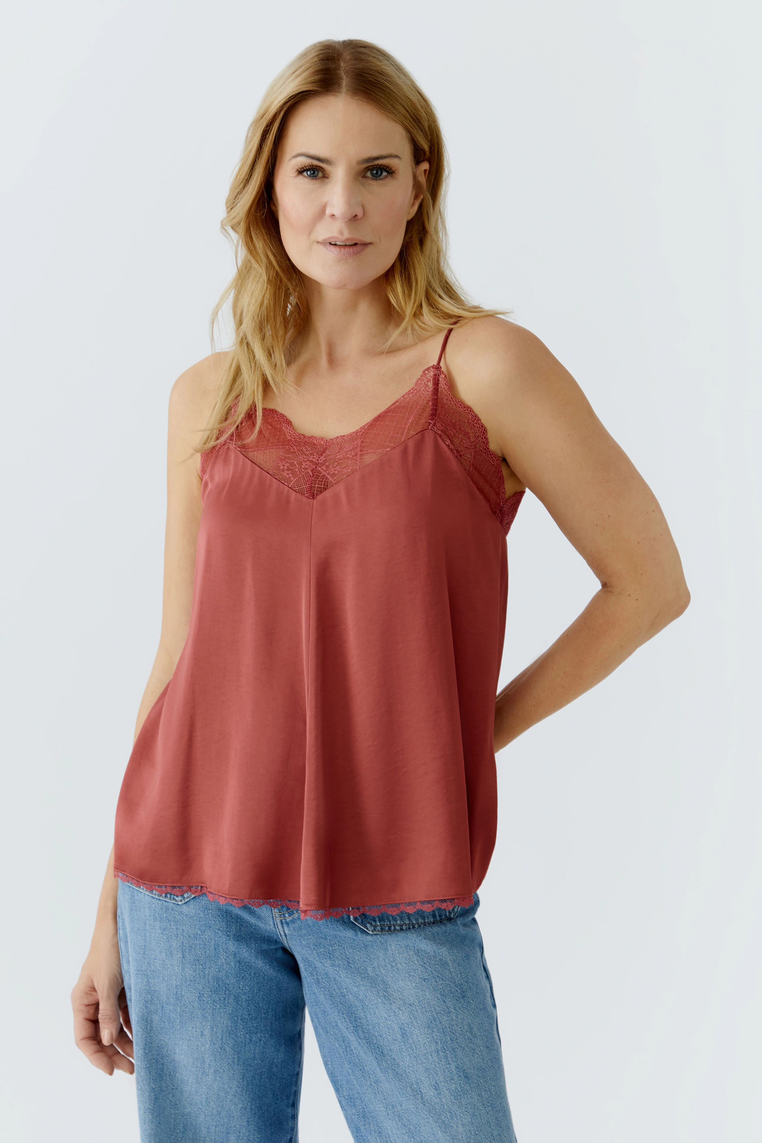 Lässiges Damen-Top in Rostrot mit feinen Spaghetti-Trägern und Spitzen-Details.