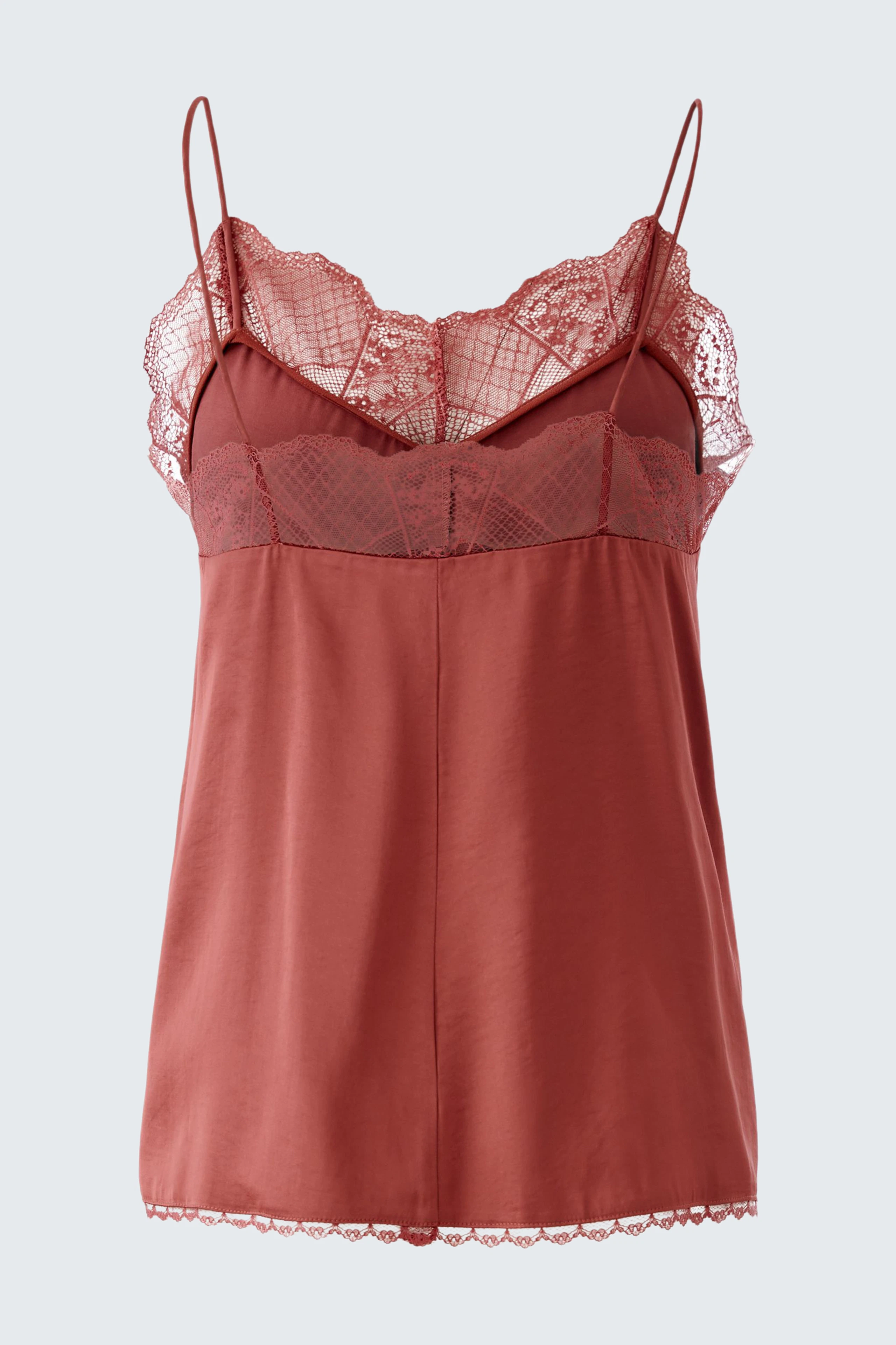 Leichtes Damen-Top in Rostrot mit feiner Spitze und Spaghettiträgern, ideal für den Sommer.