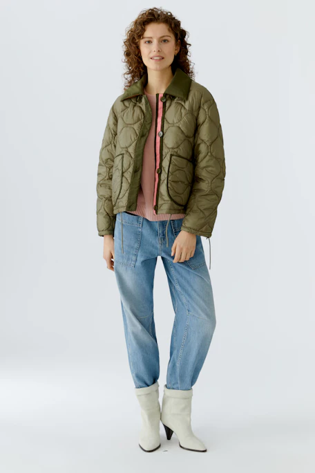 Wendejacke: Olivgrüne Damenjacke mit Steppdesign, großen Taschen und kontrastierendem Innenfutter.