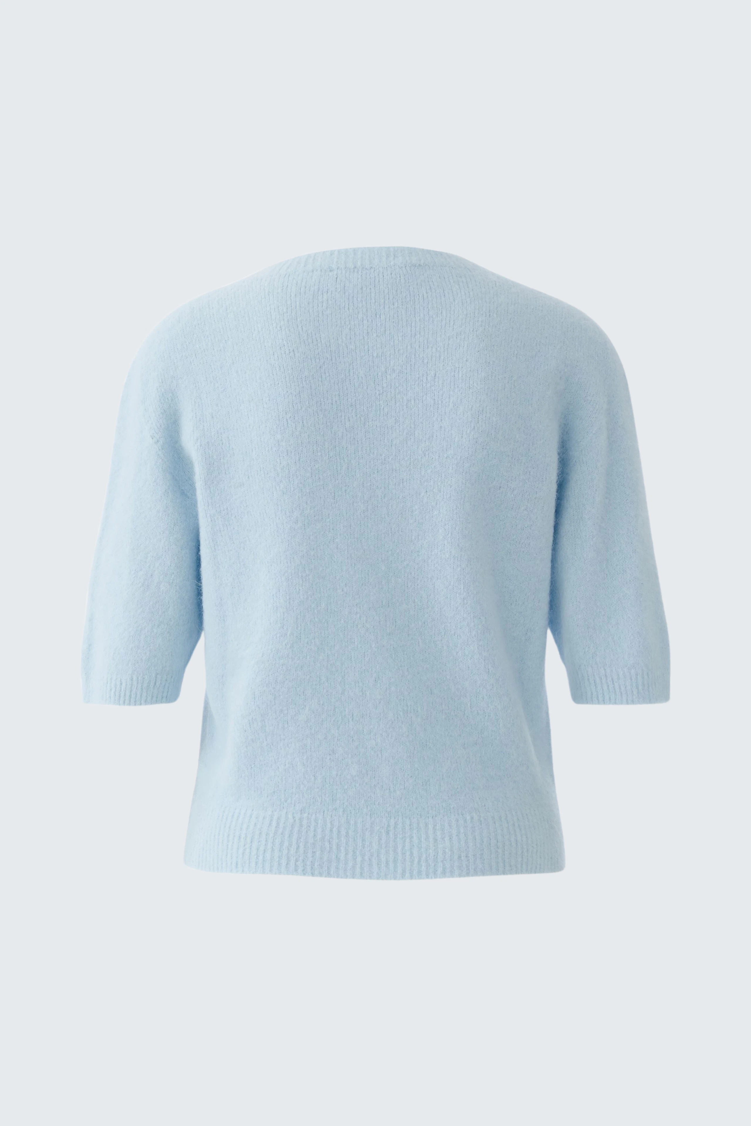 Heller Damen-Pullover in sanftem Blau mit kurzen Ärmeln, ideal für lässige Outfits.